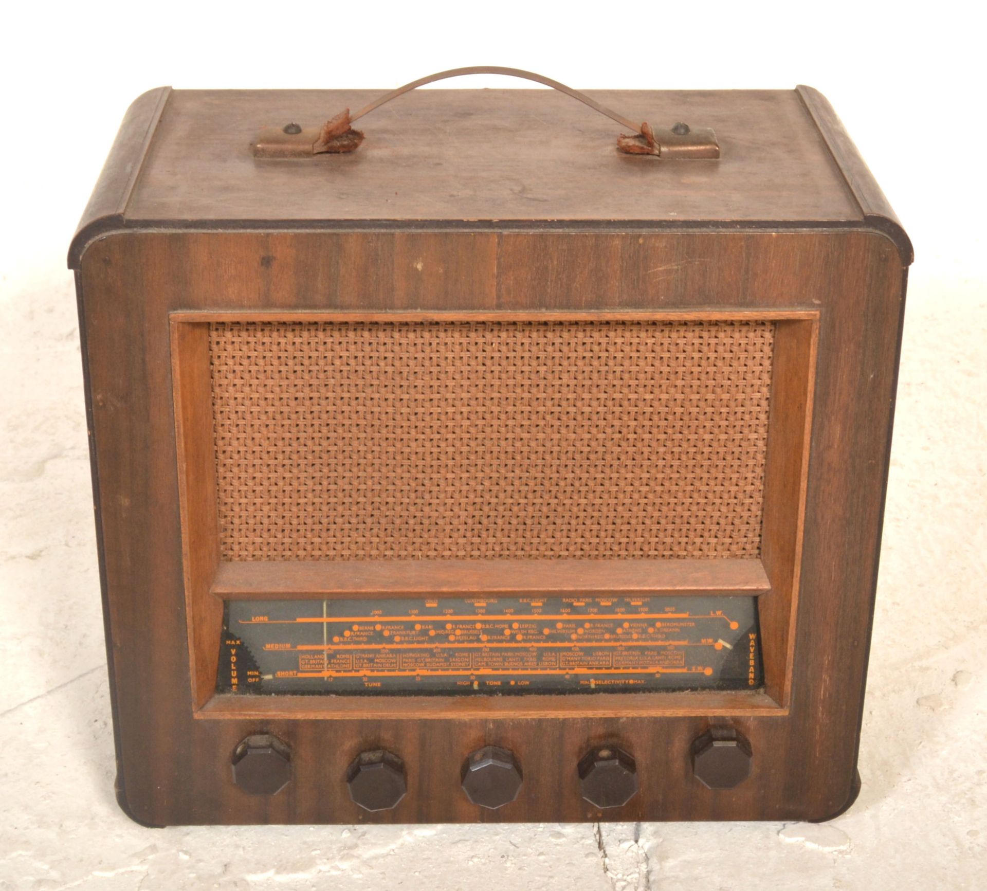 A vintage retro radio to include a Cossor radio being wooden cased with two tuning dials and gilt - Bild 5 aus 5