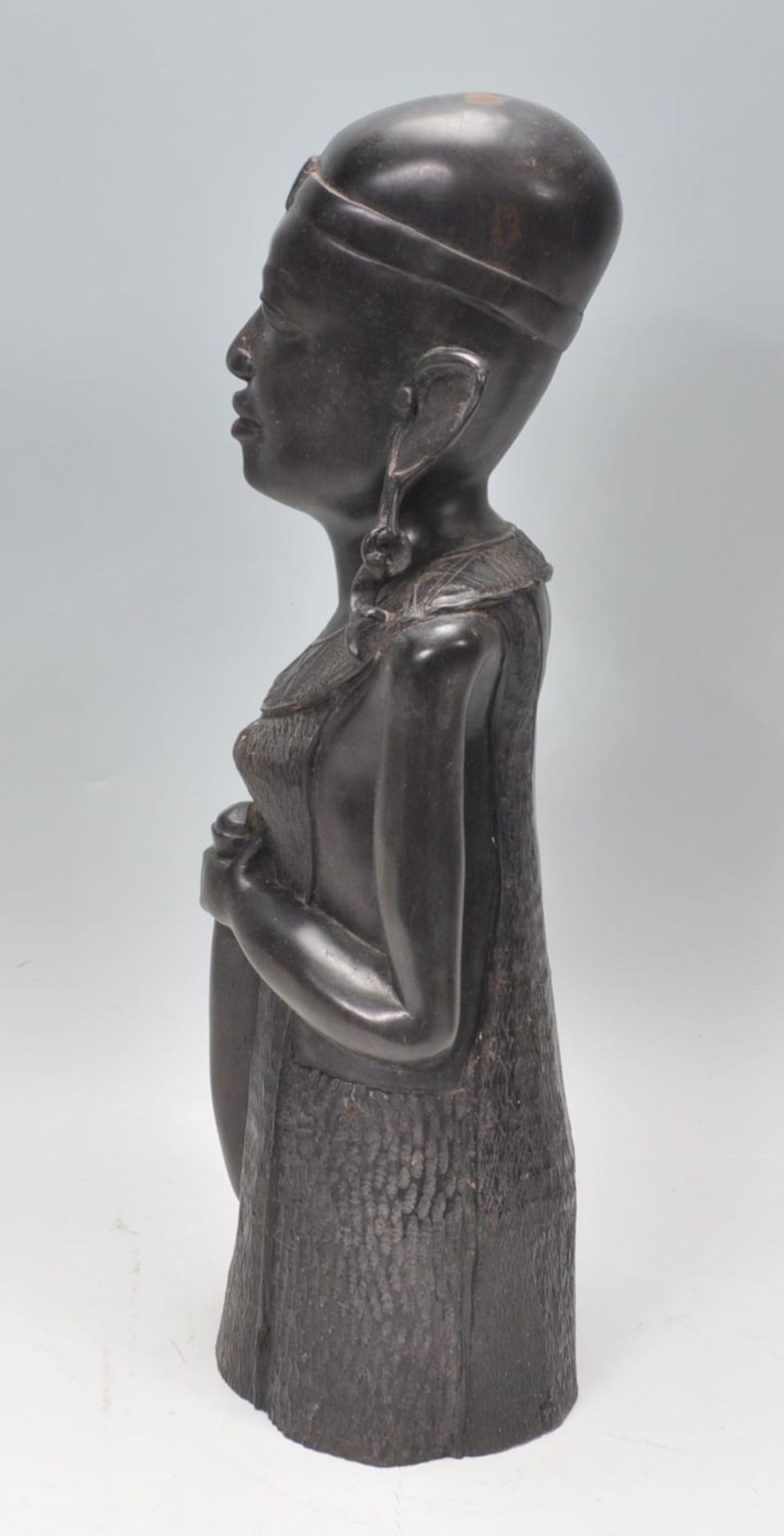 An African tribal carved ebony wood sculpture of a - Bild 5 aus 8