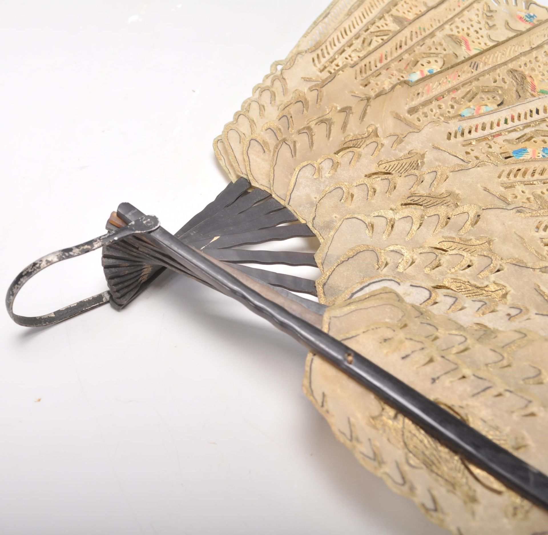 An early 20th century hand fan having ebonised ribs with paper leaves having pierced decoration - Bild 4 aus 4