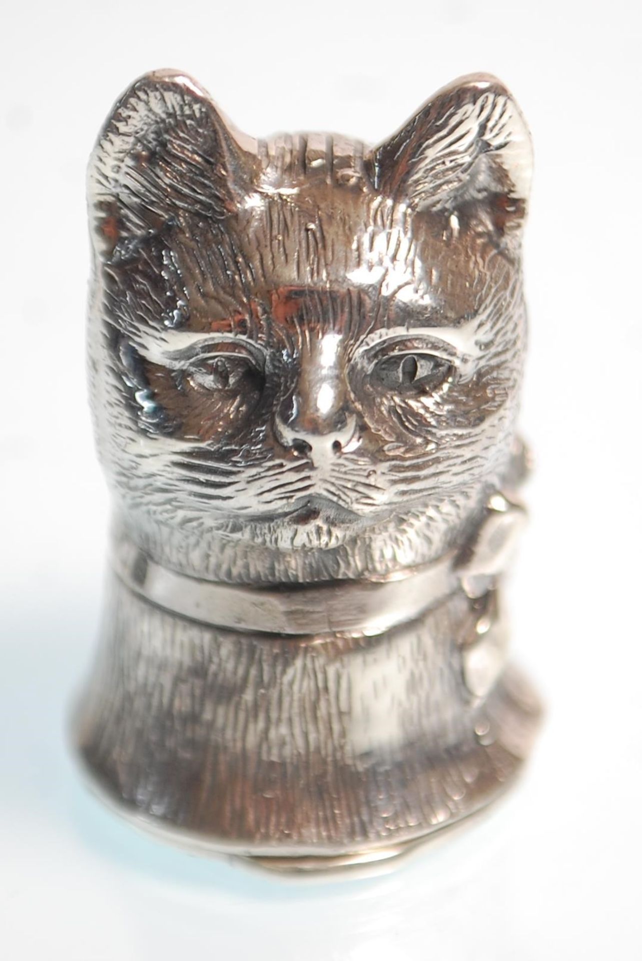 A silver hallmarked vesta case in the form of a cats head with a bow tied around it's neck.