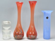 A small group of mixed vintage retro 20th Century glass to include a matching pair of fluted glass