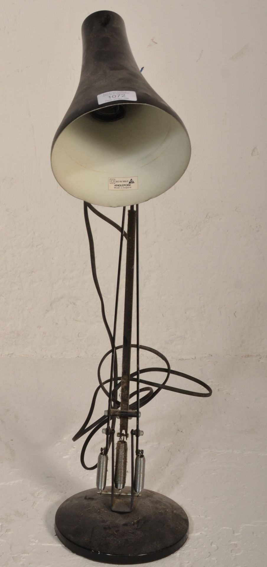 A vintage 20th Century Herbert Terry Anglepoise industrial desk lamp finished in black enamel - Bild 2 aus 4