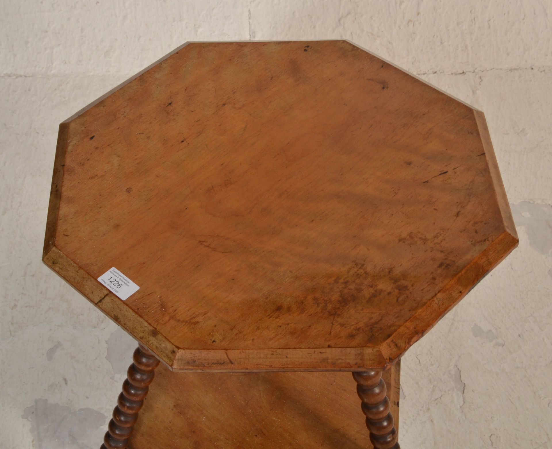 A Victorian 19th century walnut lamp table being raised on bobbin turned legs in the manner of - Bild 3 aus 4