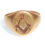 A hallmarked 15ct gold signet ring engraved with a masonic symbol to the top. Hallmarked