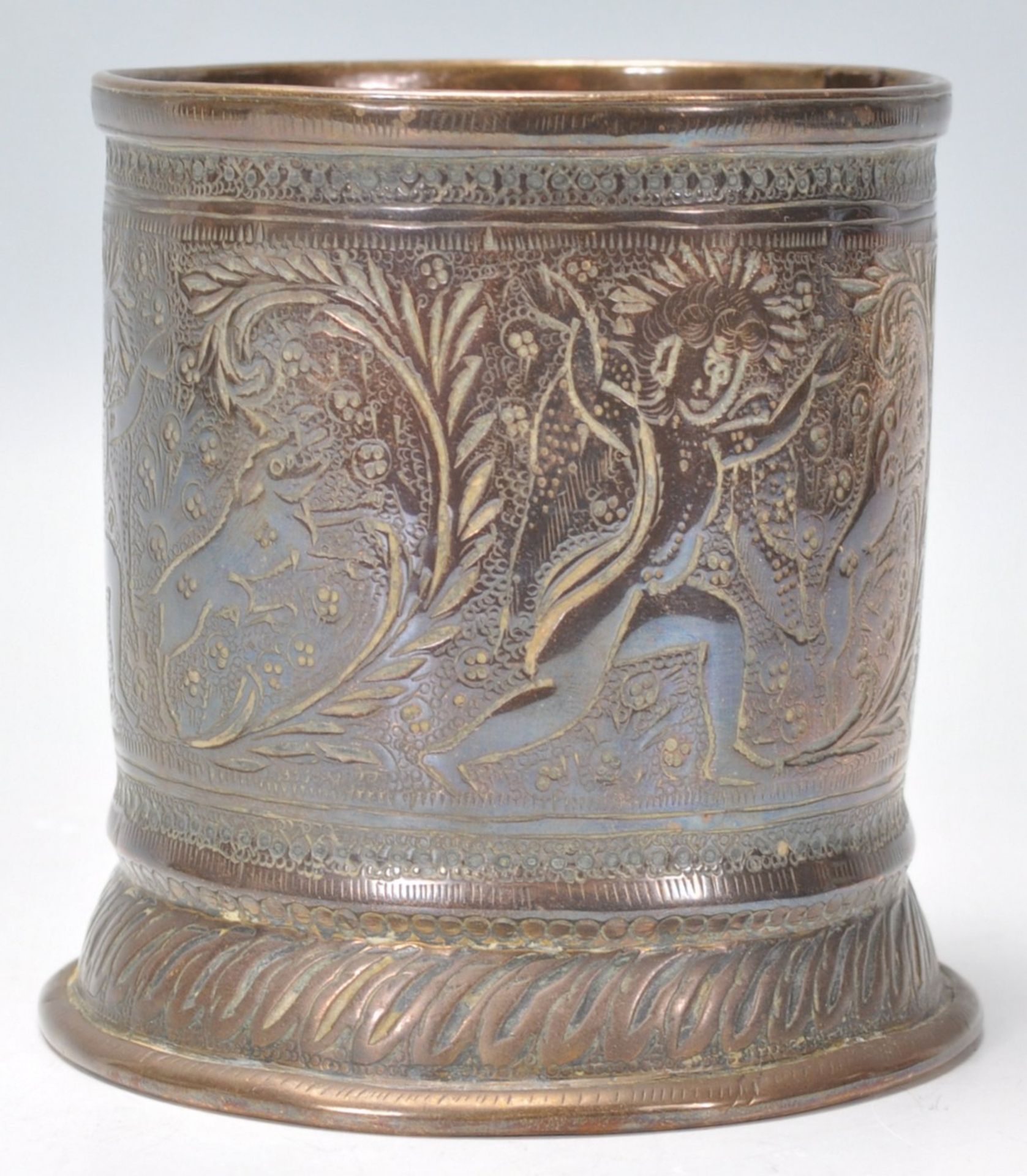 A vintage 20th Century Indian brass brush pot of cylindrical form with finely engraved dancing - Bild 3 aus 6