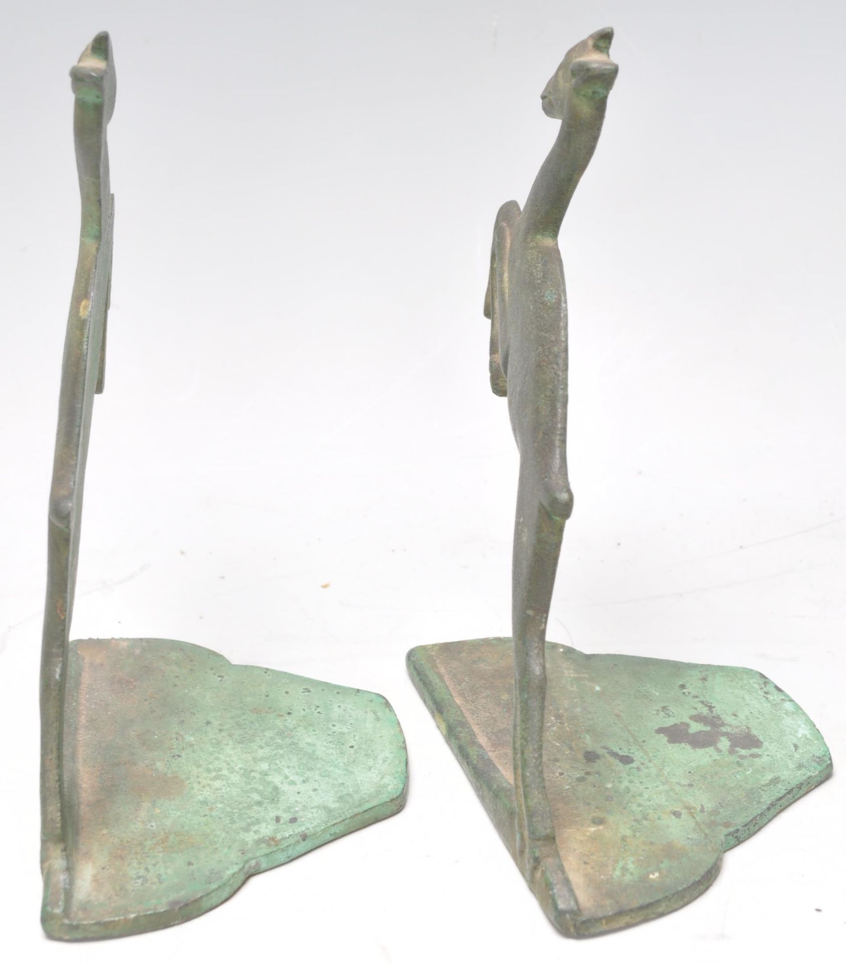 A pair of unusual early 20th century brass / bronze bookends in the form of leaping gazelle set to - Bild 5 aus 6