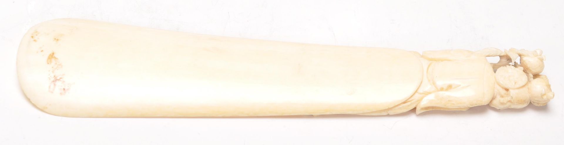 A 19th Century Chinese ivory shoe horn having a handle carved with a figure of a woman and child - Bild 4 aus 6