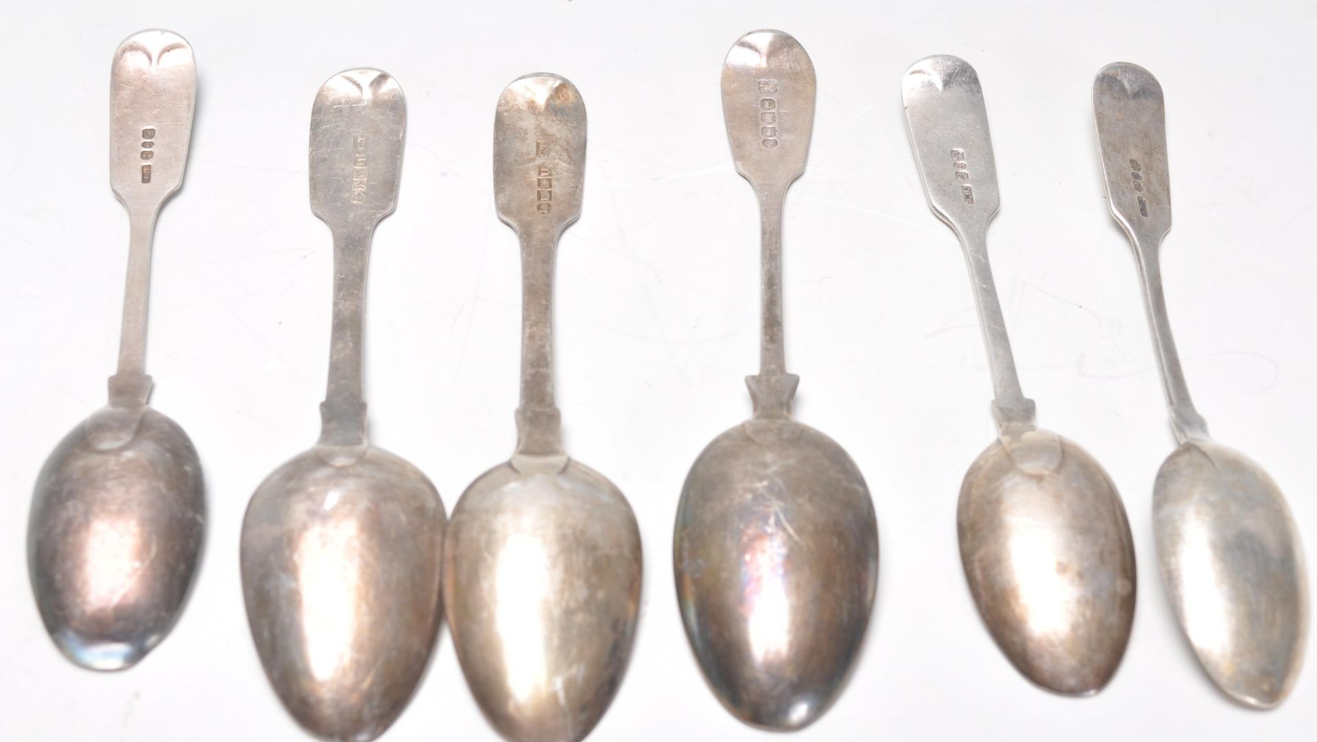 A mixed group of thirteen 19th Century Georgian and Victorian hallmarked silver spoons of similar - Image 5 of 7