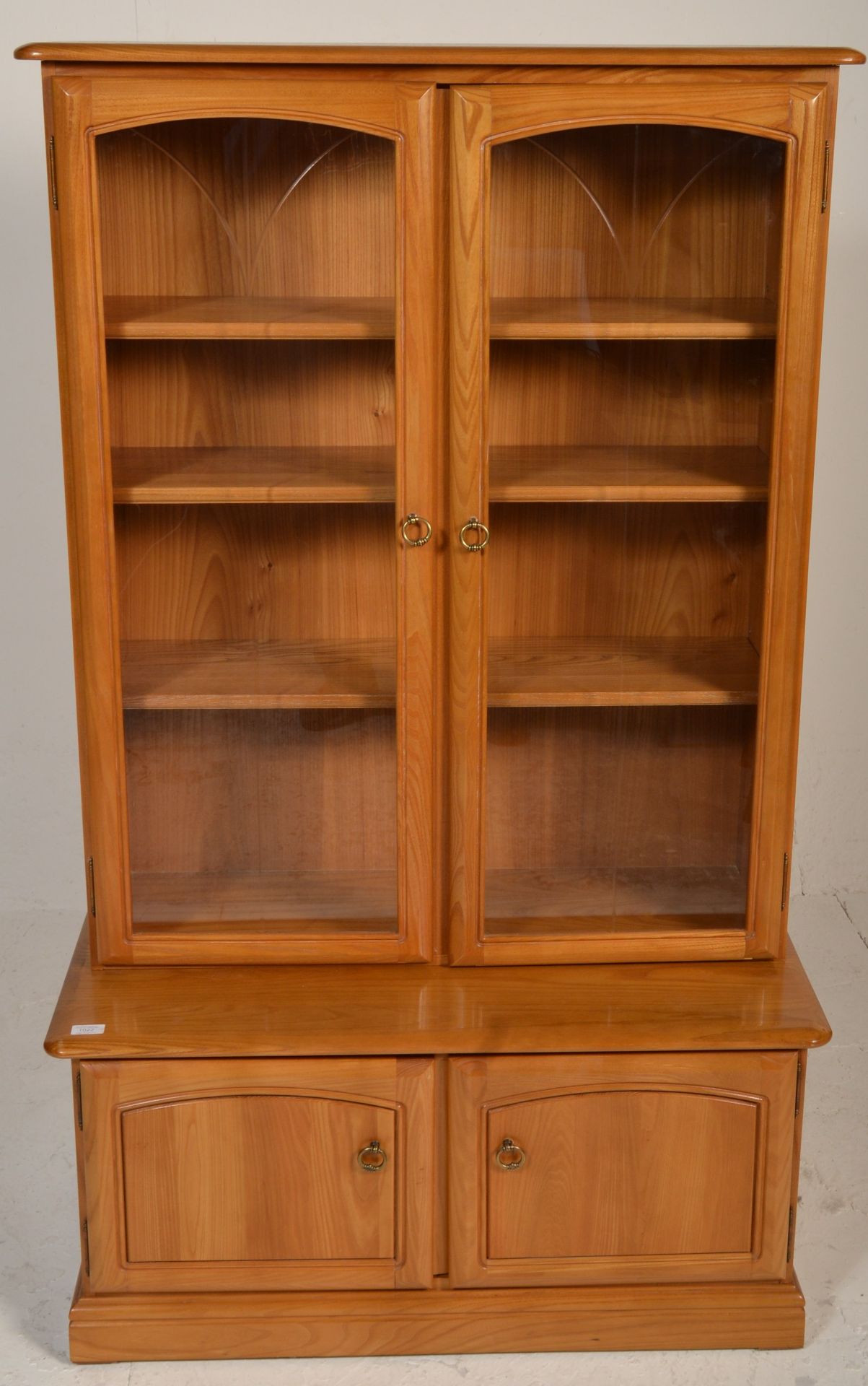 Ercol - A retro style beech and elm sideboard display cabinet comprising of a glazed twin door - Bild 2 aus 5