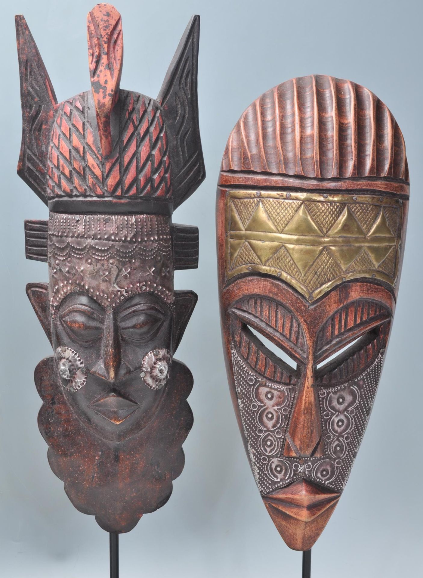 A group of four carved wooden African tribal masks each being raised on supports with stepped plinth - Bild 3 aus 8