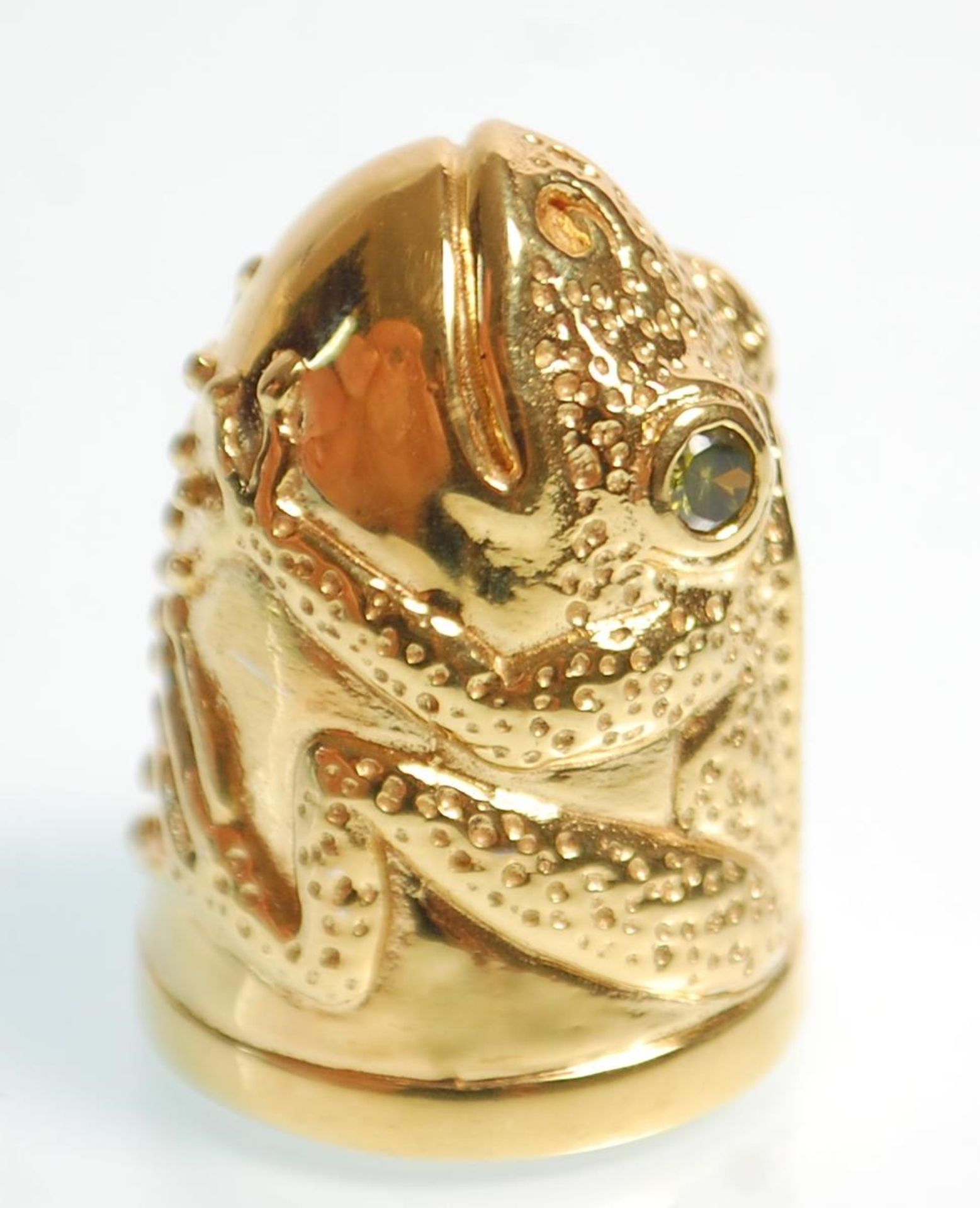 A gold plated thimble in the form of a frog having green stone eyes. Measures 2.5cm tall. - Bild 3 aus 6
