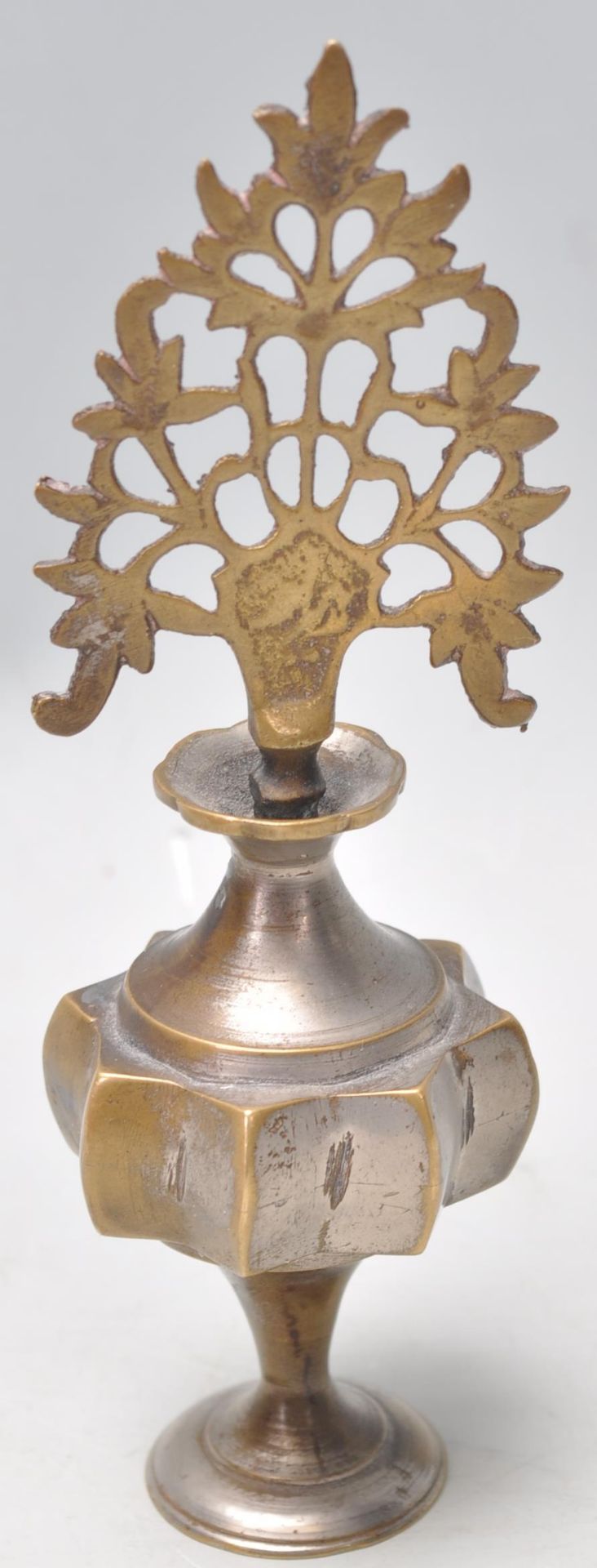 An early 20th Century Chinese brass scent bottle having a fret priced stopper and angular star body. - Bild 3 aus 4