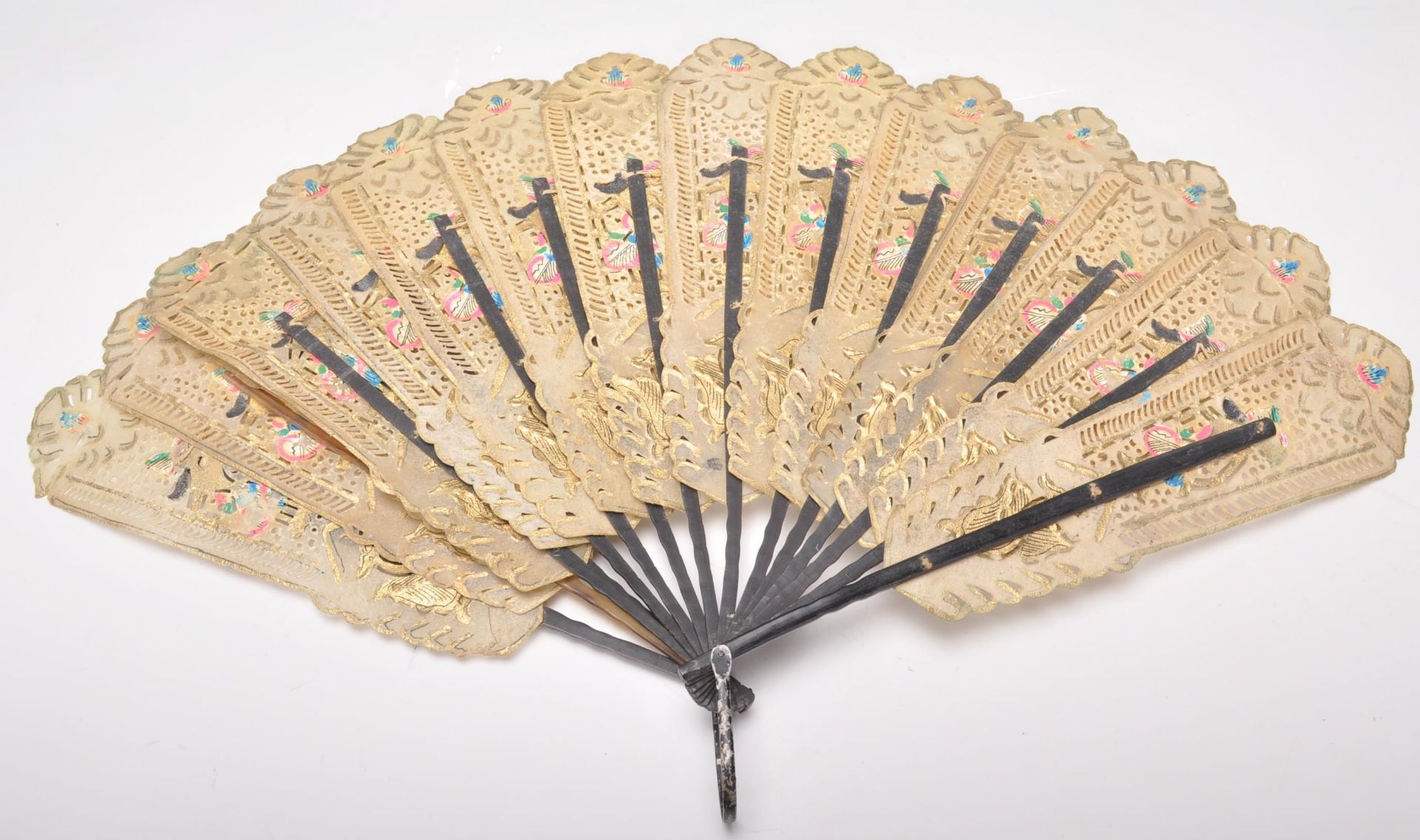 An early 20th century hand fan having ebonised ribs with paper leaves having pierced decoration - Bild 2 aus 4