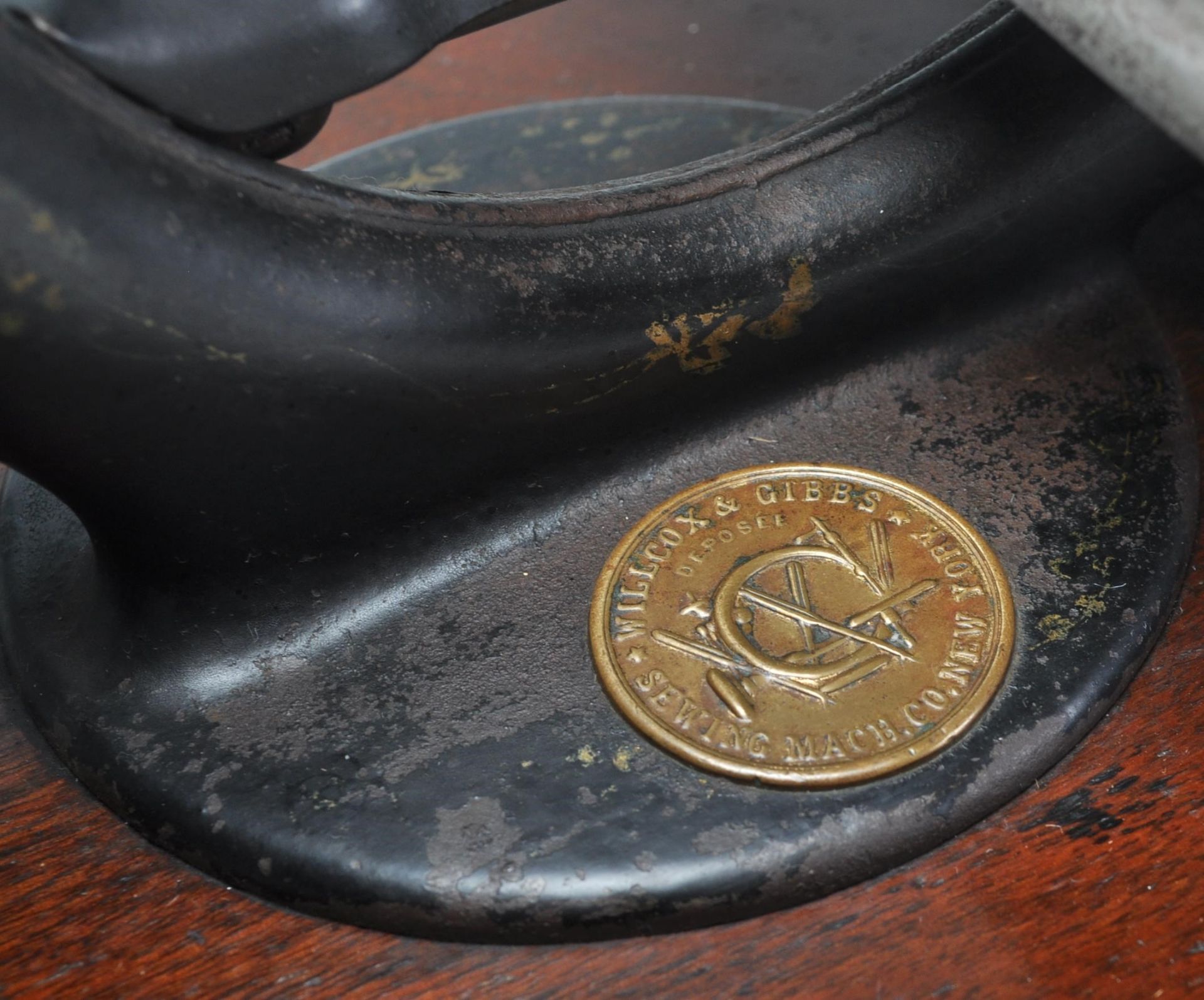 A good late 19th / early 20th Century Willcox & Gibbs sewing machine finished in black with gilt - Bild 7 aus 8