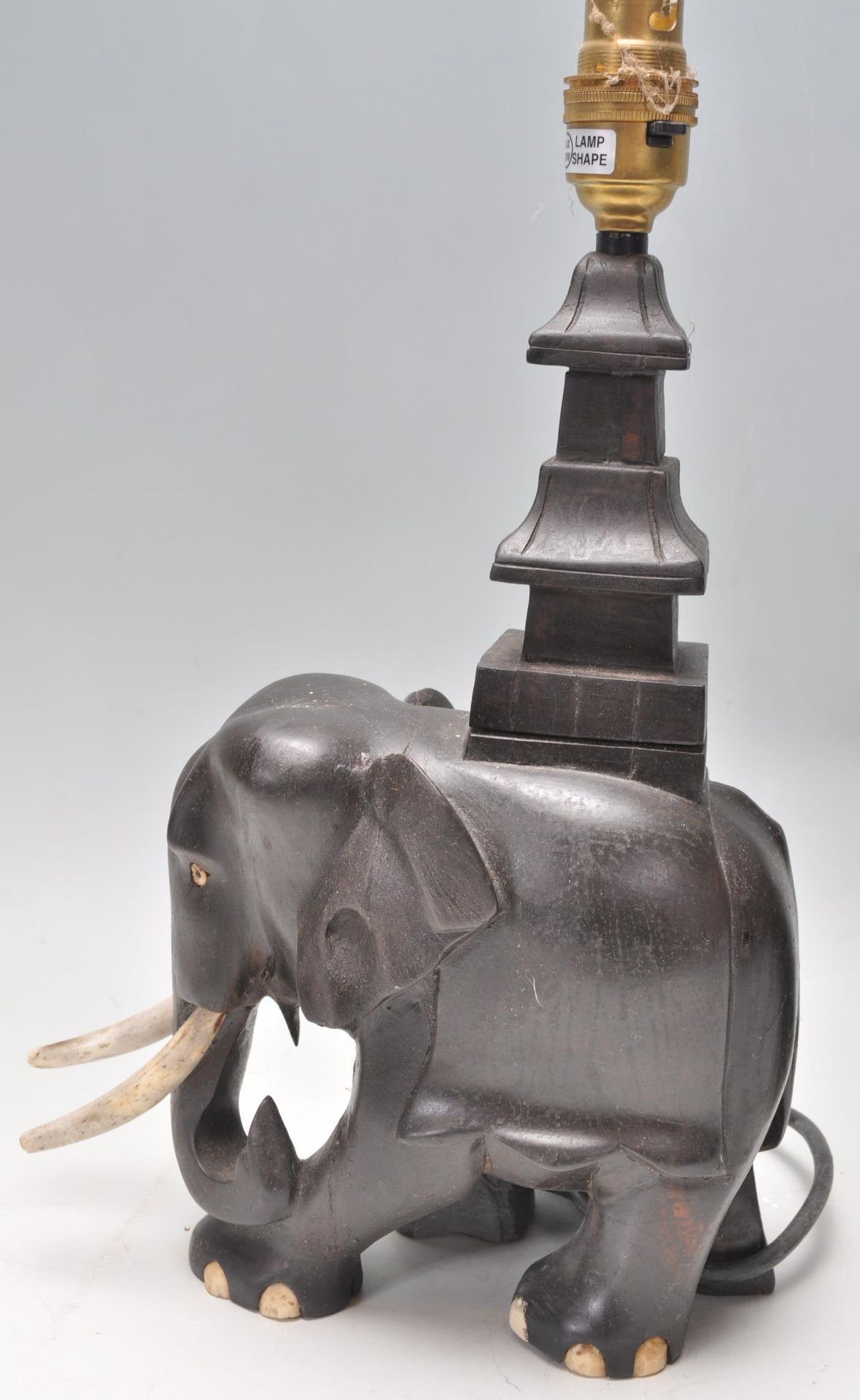 A pair of vintage 20th Century ebonised carved elephant table lamps with bone tusks and feet. - Bild 6 aus 7