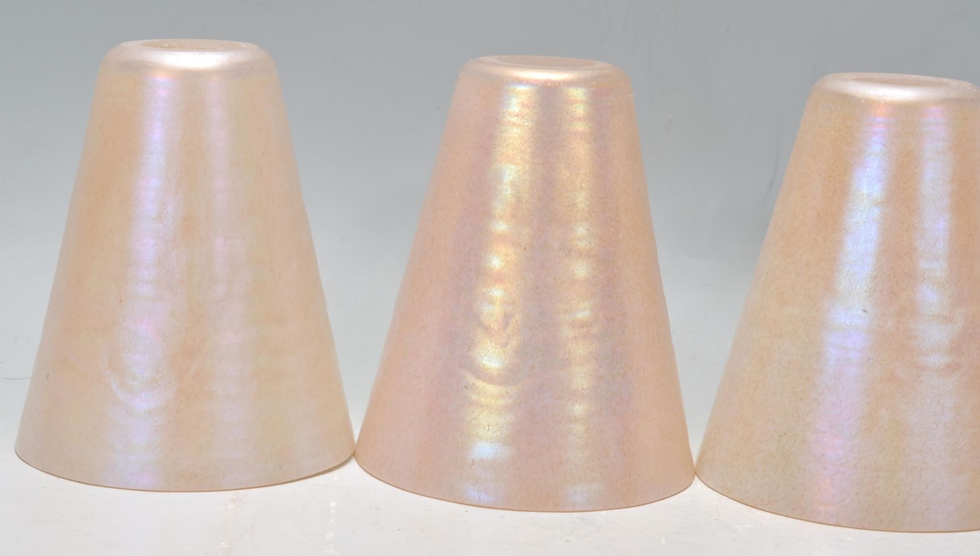 A collection of five 20th century retro conical lustre glass lamp shades. Each of conical form - Bild 2 aus 7