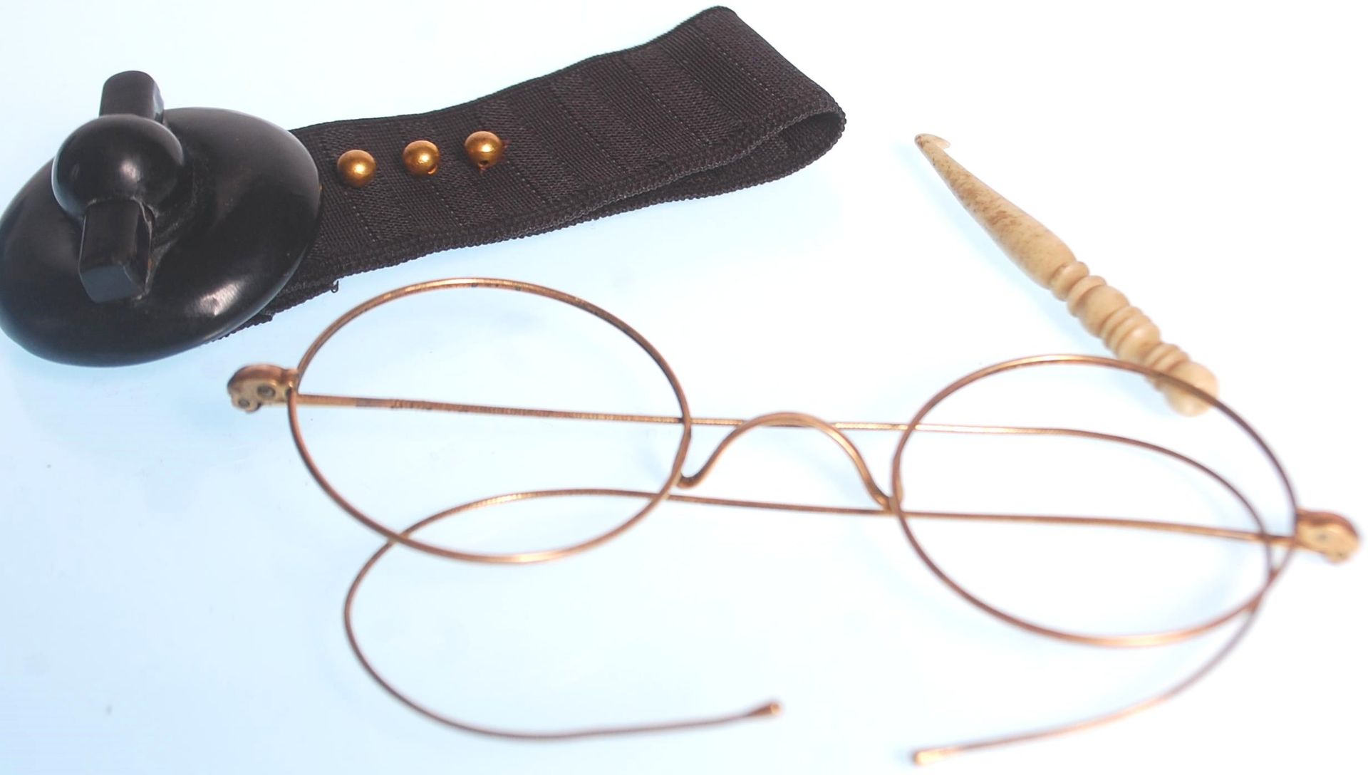 A collection of antique and vintage items to include a pair of yellow metal Victorian spectacles, - Bild 2 aus 4