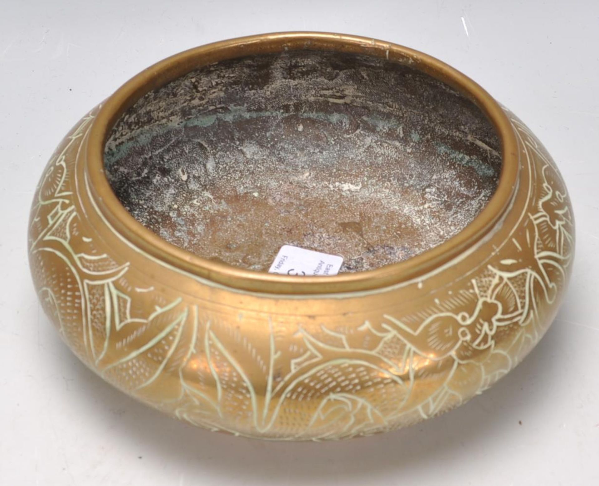 An early 20th Century bronze bowl of squat form engraved with dragons and floral decoration. - Bild 5 aus 8