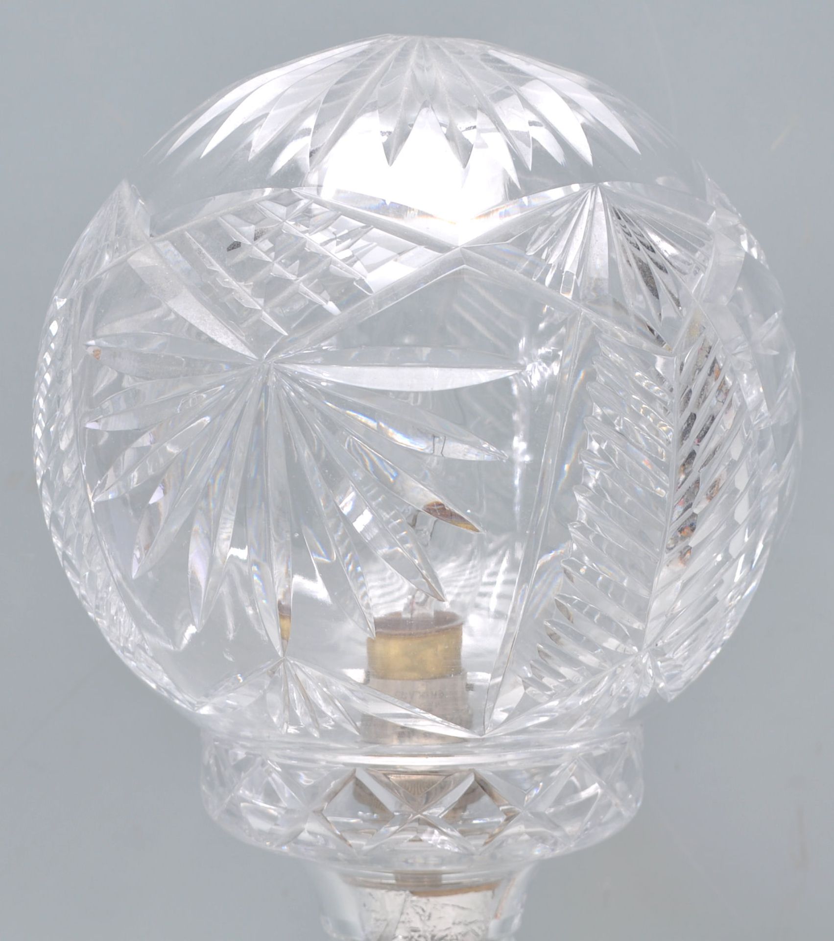 A lovely early 20th Century Edwardian cut glass table lamp having a cut glass round shade. - Bild 4 aus 6