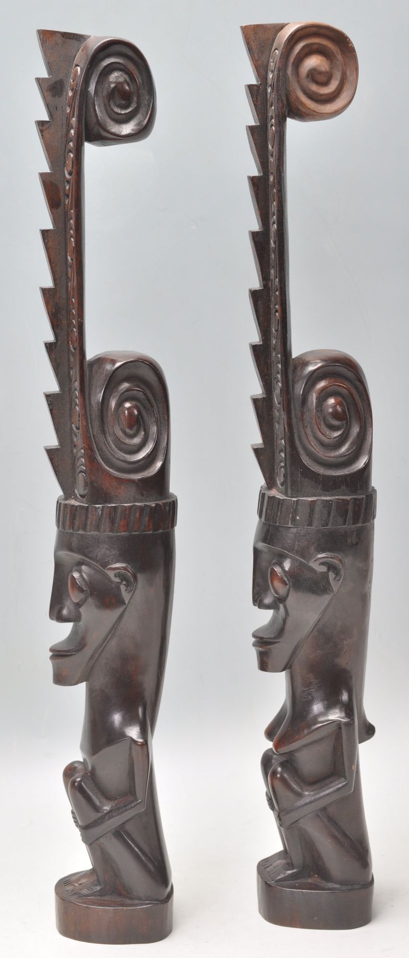 A pair of 20th Century carved dark wood African tribal figurines in the form of stylised crouched - Bild 6 aus 6