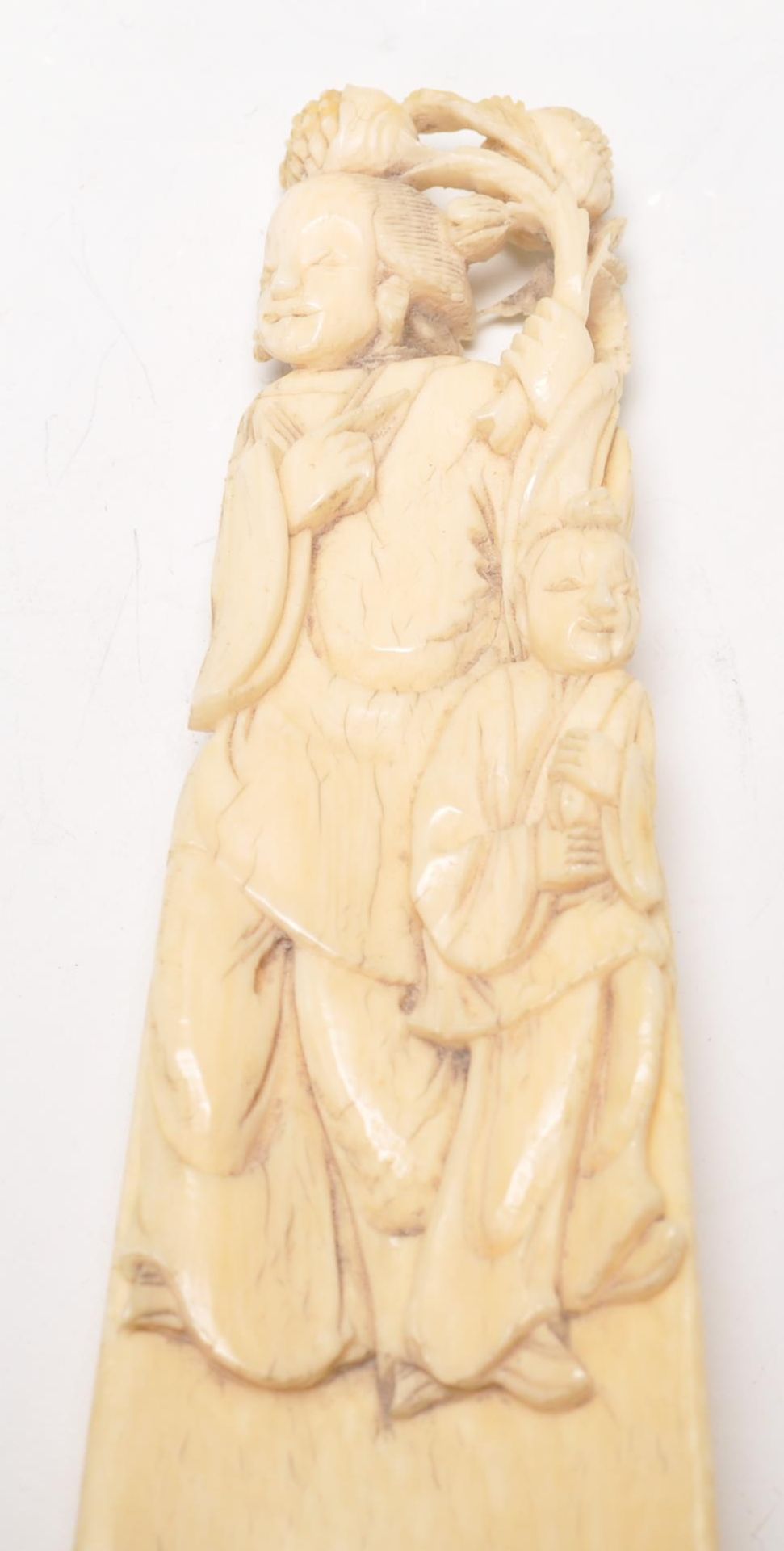 A 19th Century Chinese ivory shoe horn having a handle carved with a figure of a woman and child - Bild 5 aus 6