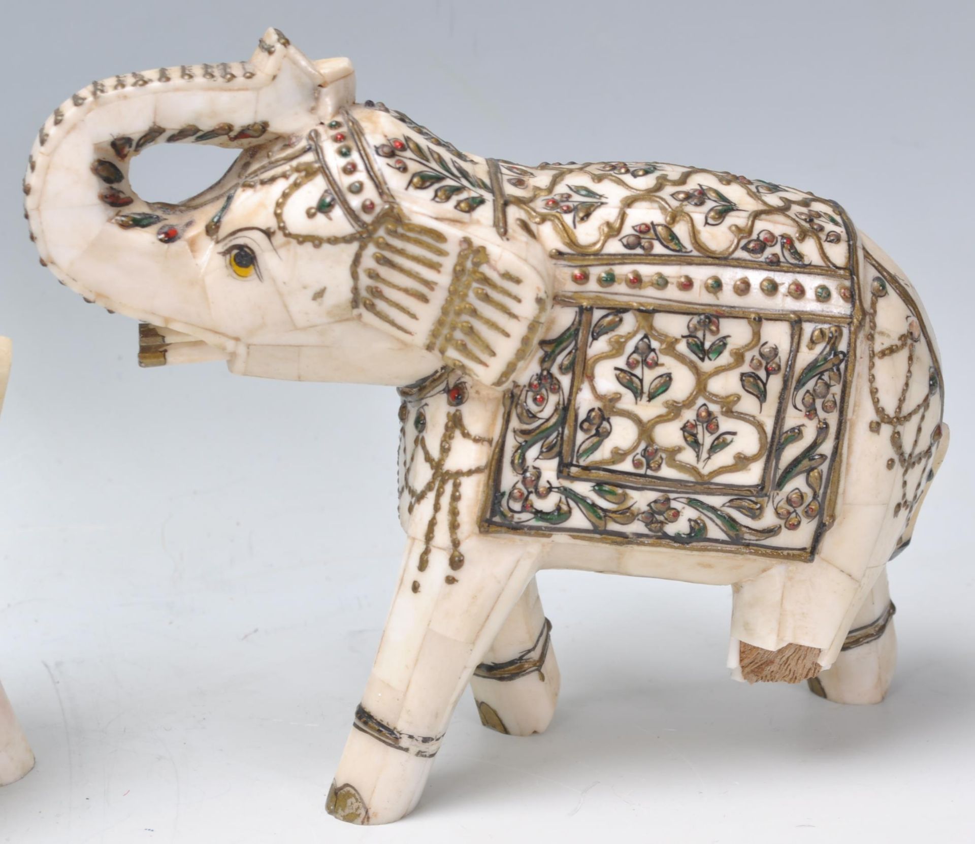 A group of three vintage 20th Century bone Indian elephants having a hand painted and gilt - Bild 4 aus 5