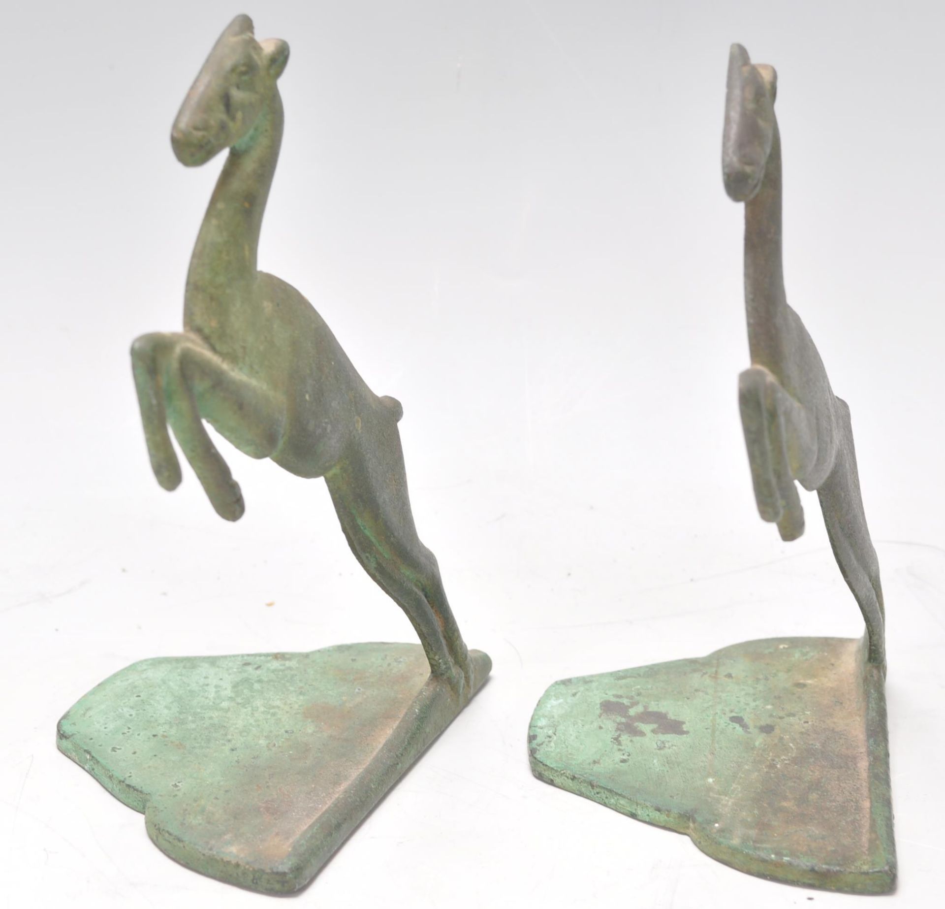 A pair of unusual early 20th century brass / bronze bookends in the form of leaping gazelle set to - Bild 6 aus 6