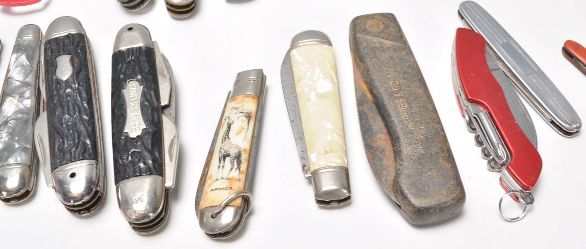 A large collection of mixed pen knives of different ages including early 20th Century celluloid - Bild 10 aus 12