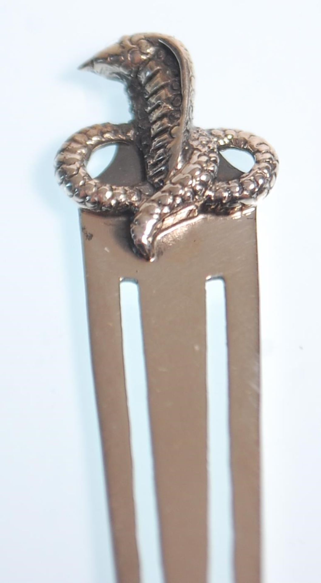 A stamped 925 silver bookmark having a finial in the form of a coiled snake. Weight 2.4g. Measures - Image 3 of 5