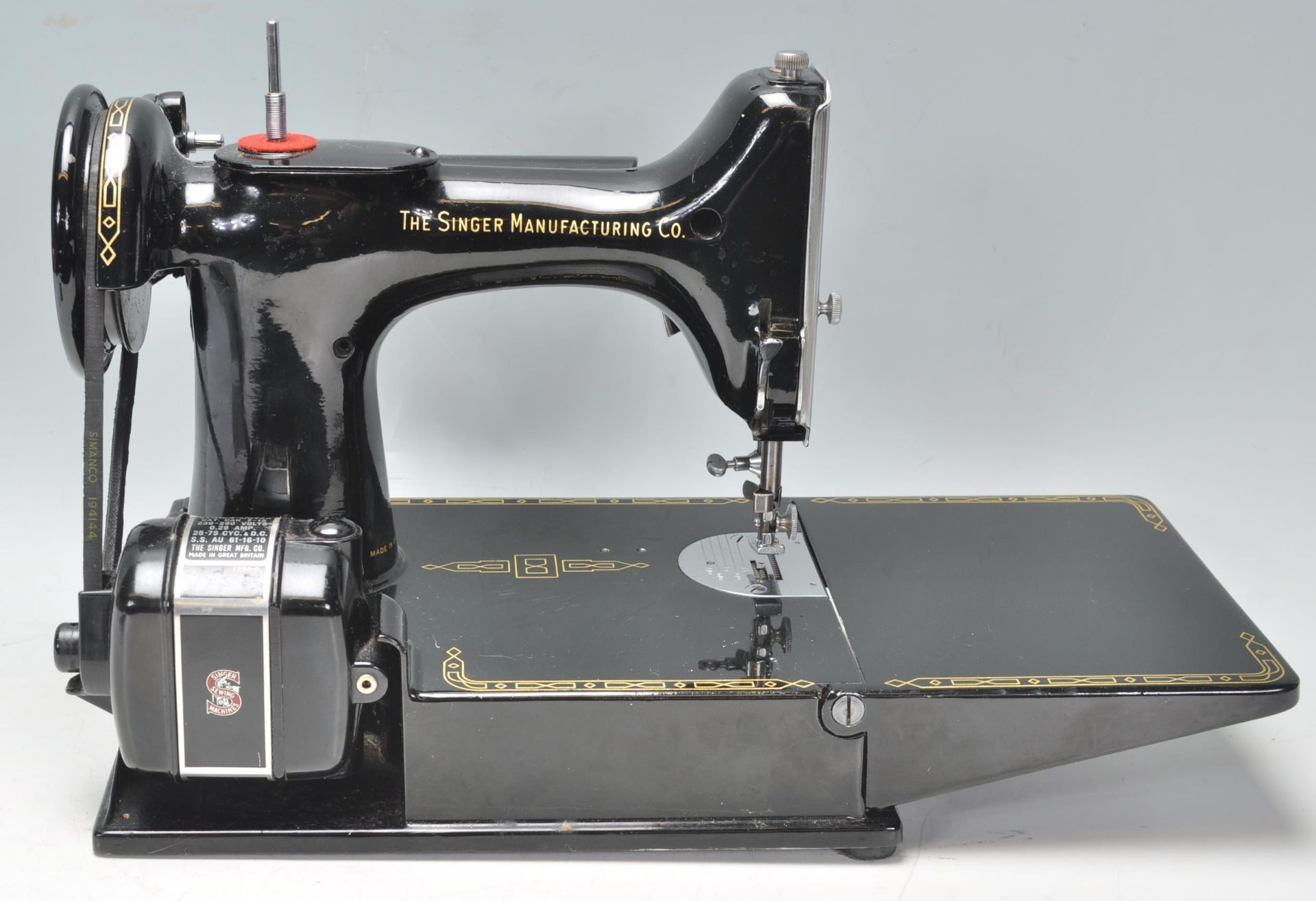 A vintage 20th Century Singer Featherweight convertible portable sewing machine model number 221k - Bild 4 aus 7