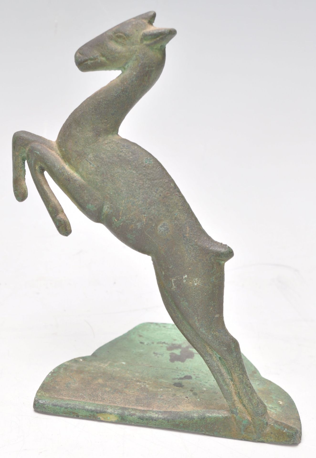 A pair of unusual early 20th century brass / bronze bookends in the form of leaping gazelle set to - Bild 3 aus 6