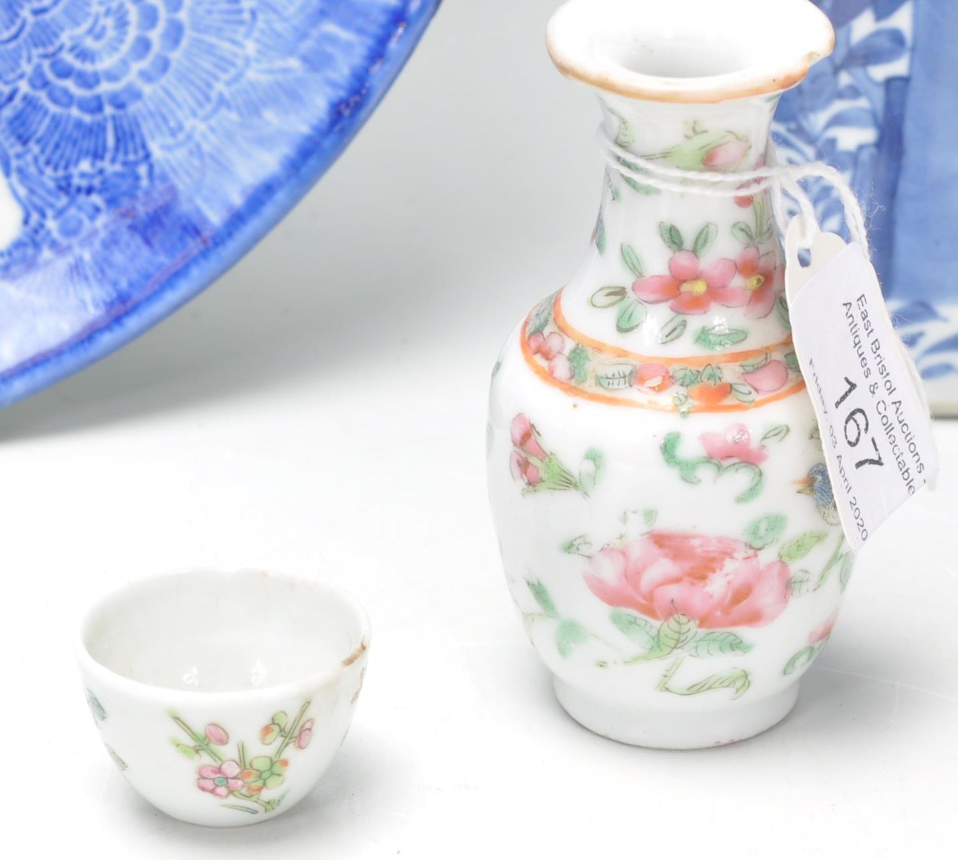 A mixed group of Chinese ceramics dating from the late 19th Century to include a blue and white vase - Bild 4 aus 12