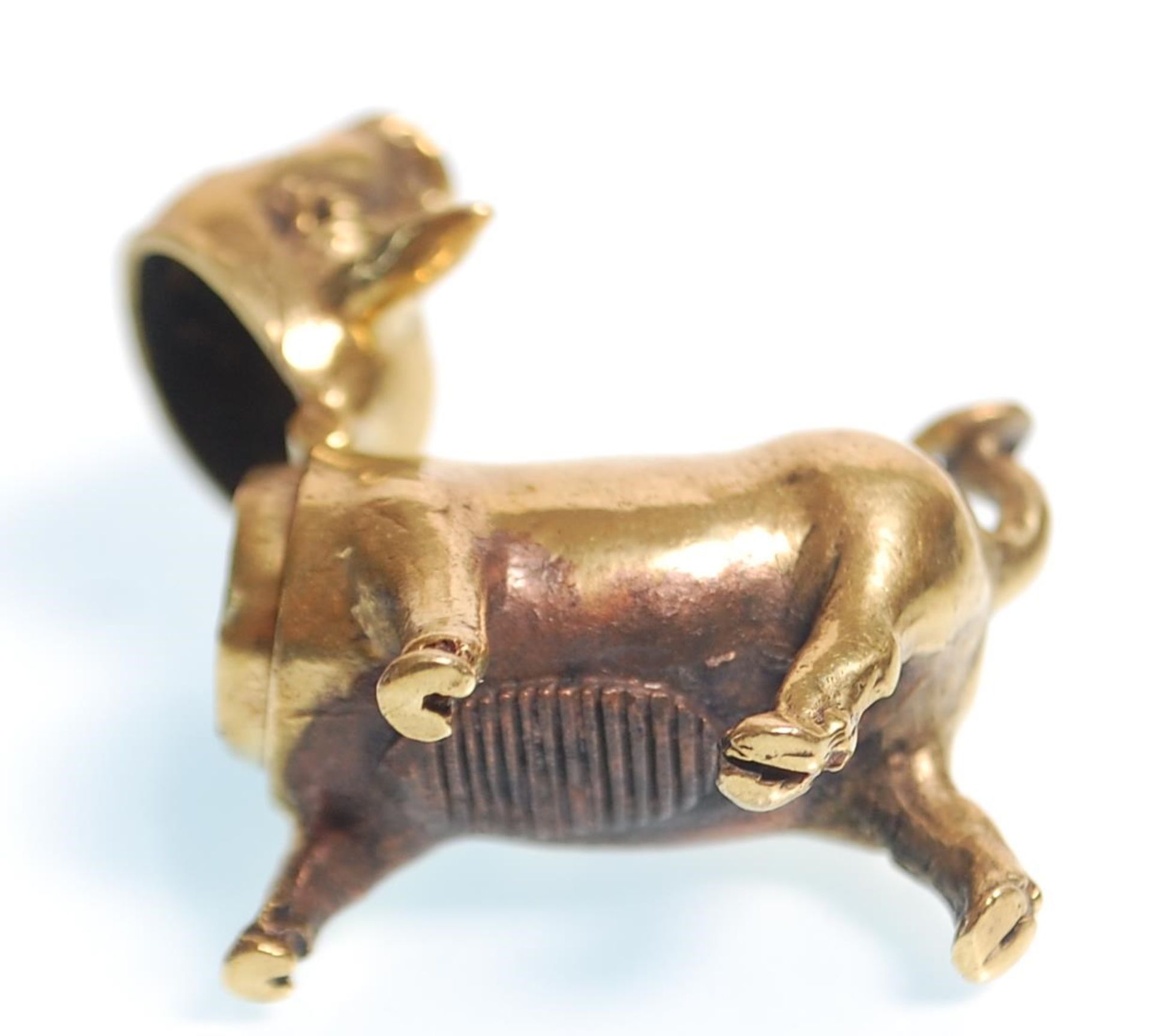 A brass vesta in the form of a pig being hinged at the neck having a match striker to the belly. - Bild 6 aus 7