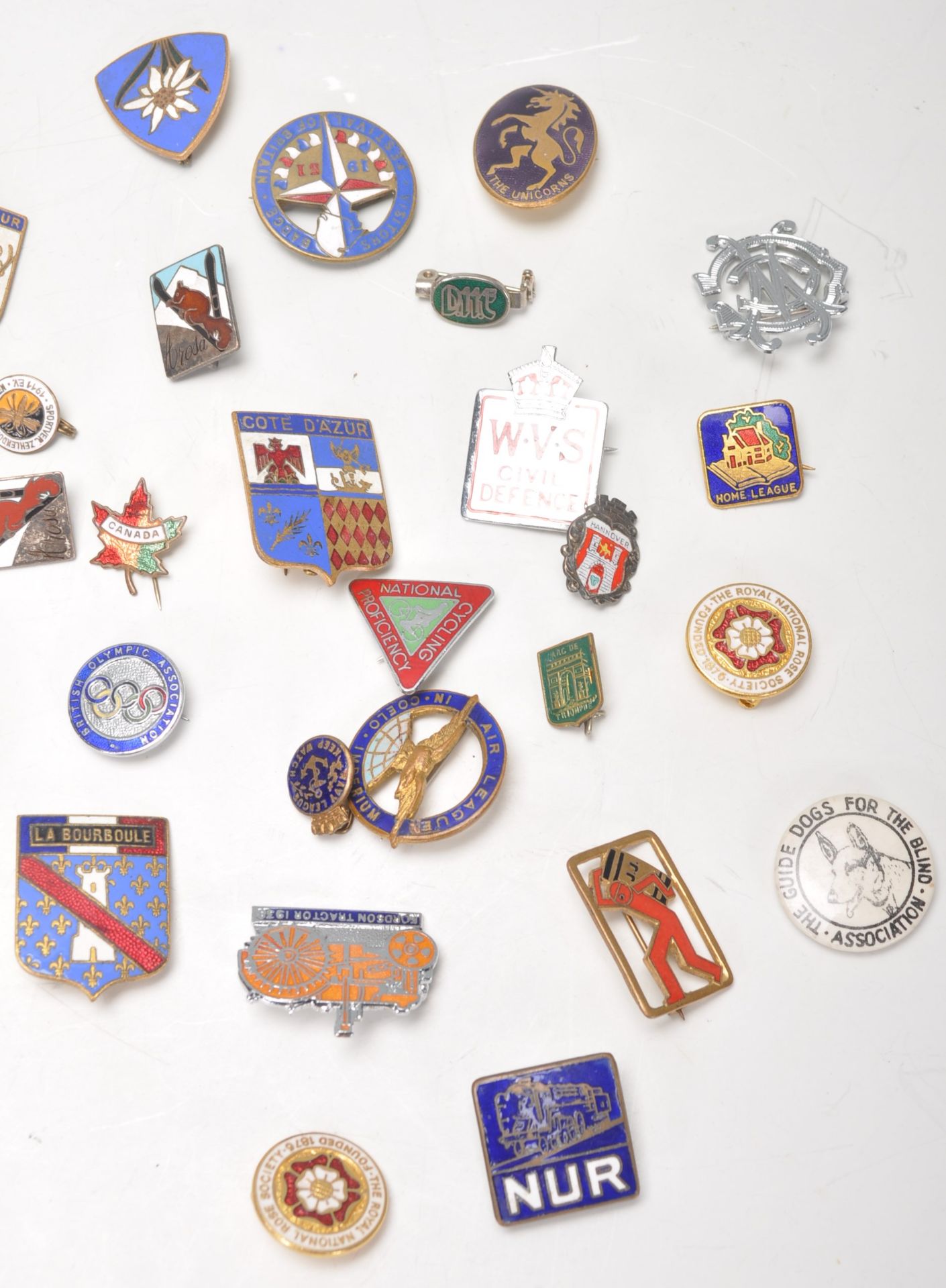 A collection of vintage pin badges dating from the early 20th Century. Multiple enameled examples to - Bild 3 aus 6