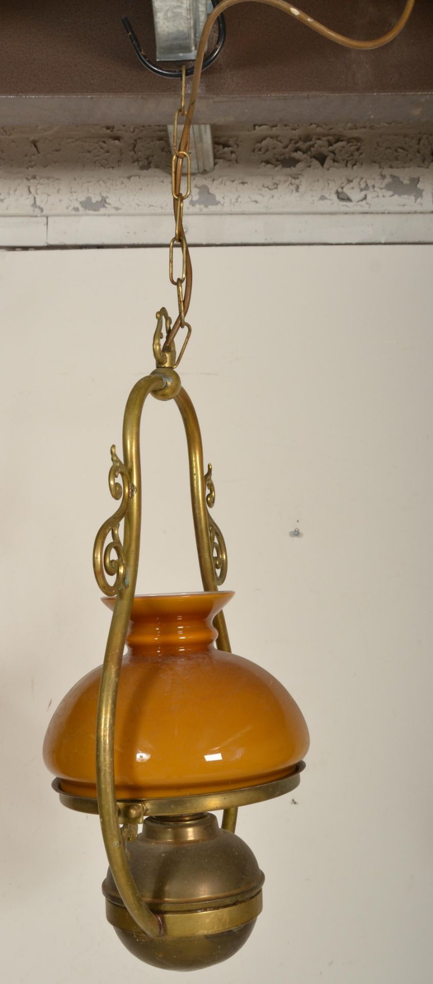 A contemporary pair of antique style large brass hanging lantern of oil lamp type with modern - Bild 3 aus 5
