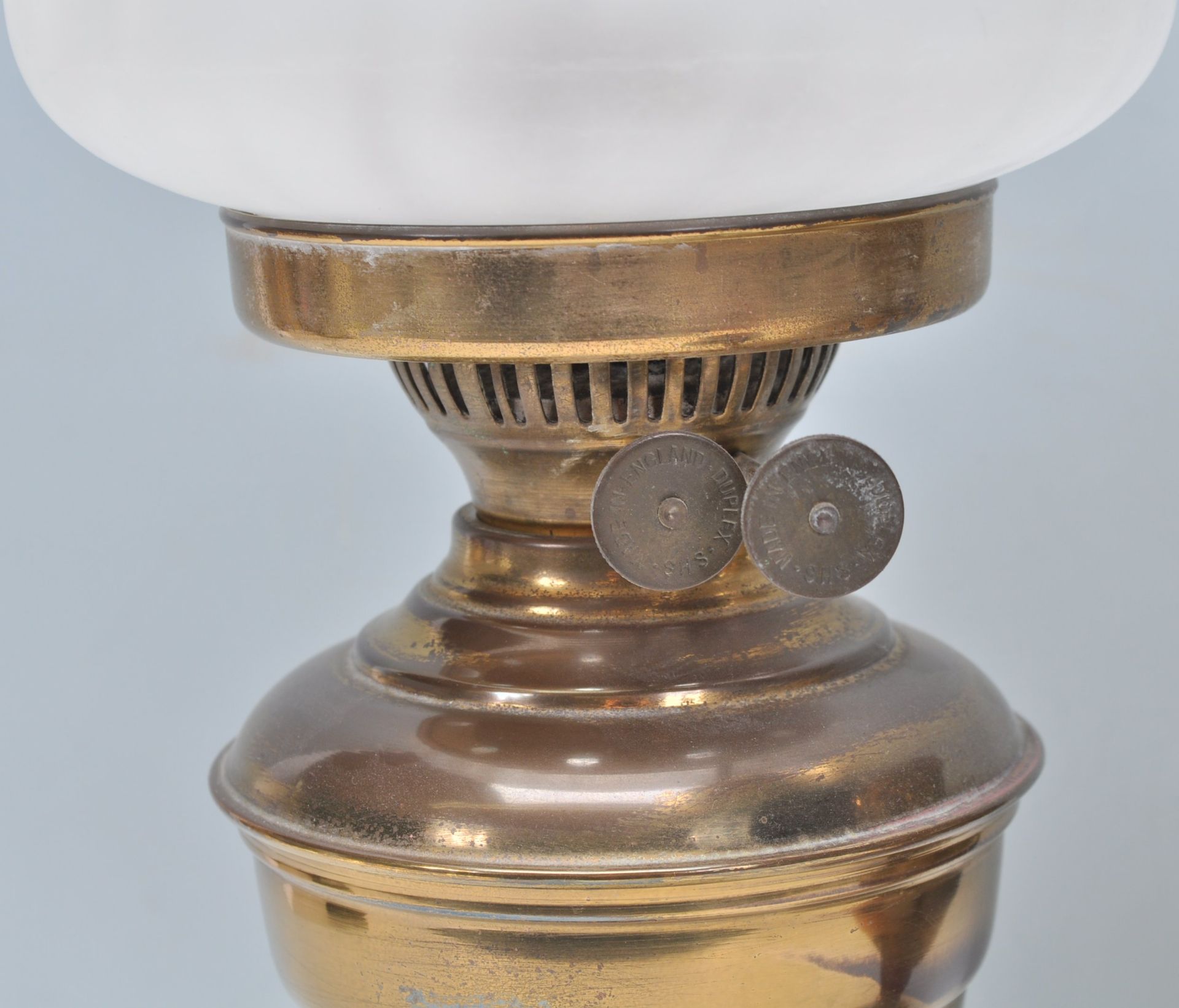 Two 19th Century Victorian oil lamps one having a stepped base with a fanned glass shade, the the of - Bild 4 aus 5