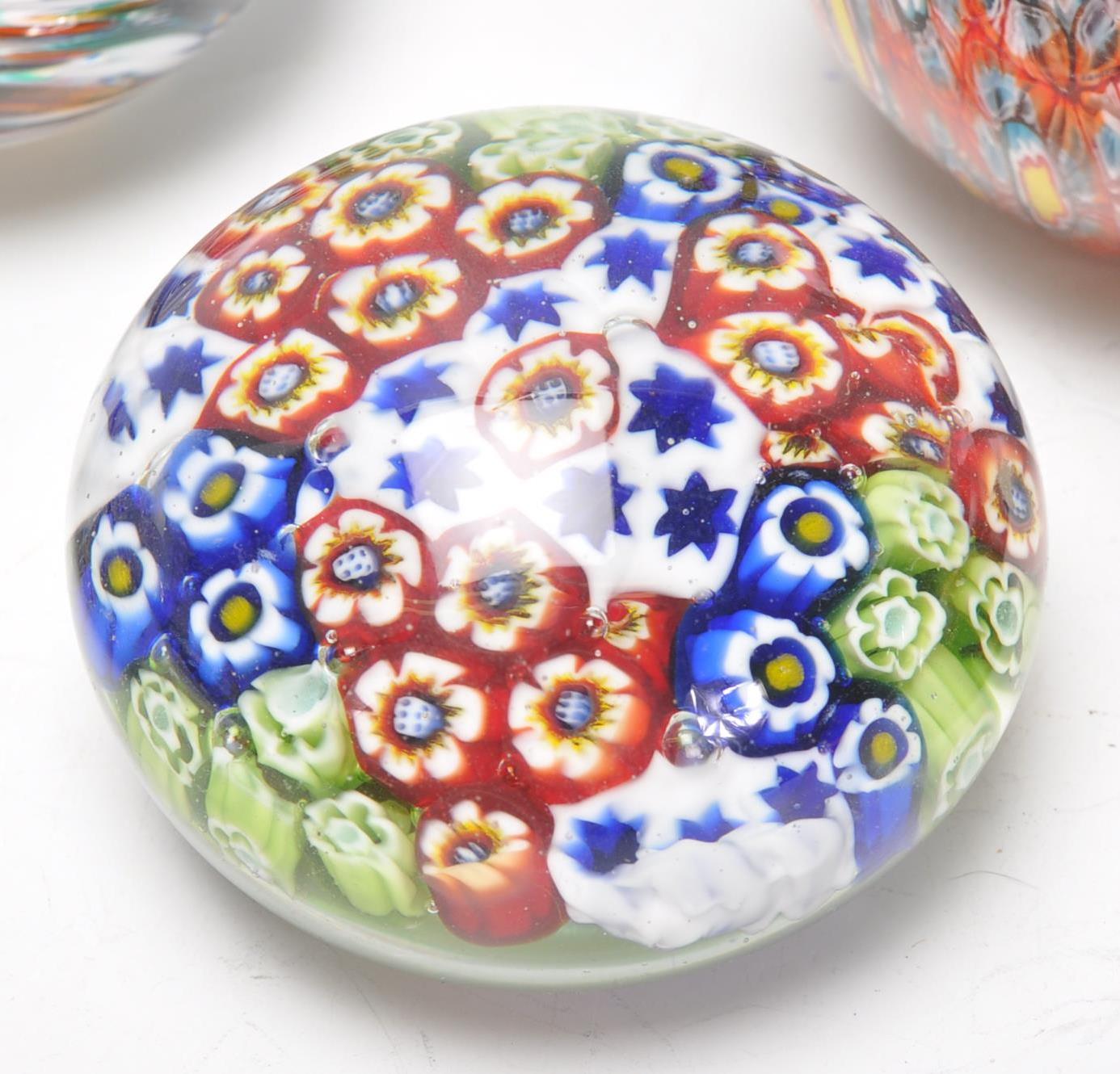 A mixed group of vintage 20th Century glass paperweights to include millefiore examples, Caithness - Image 4 of 9