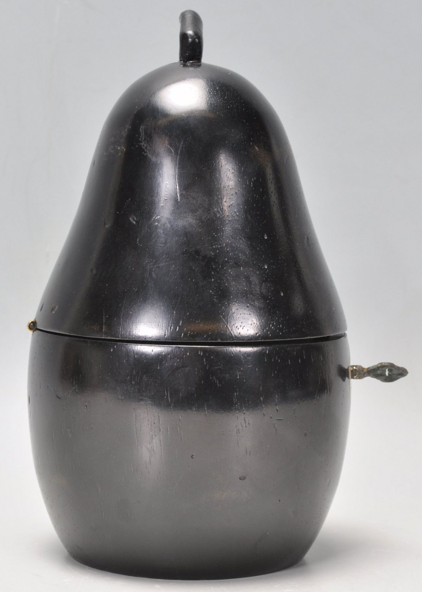 An antique style tea caddy in the form of a pear carved from ebonised wood having a shield scutcheon - Bild 2 aus 5