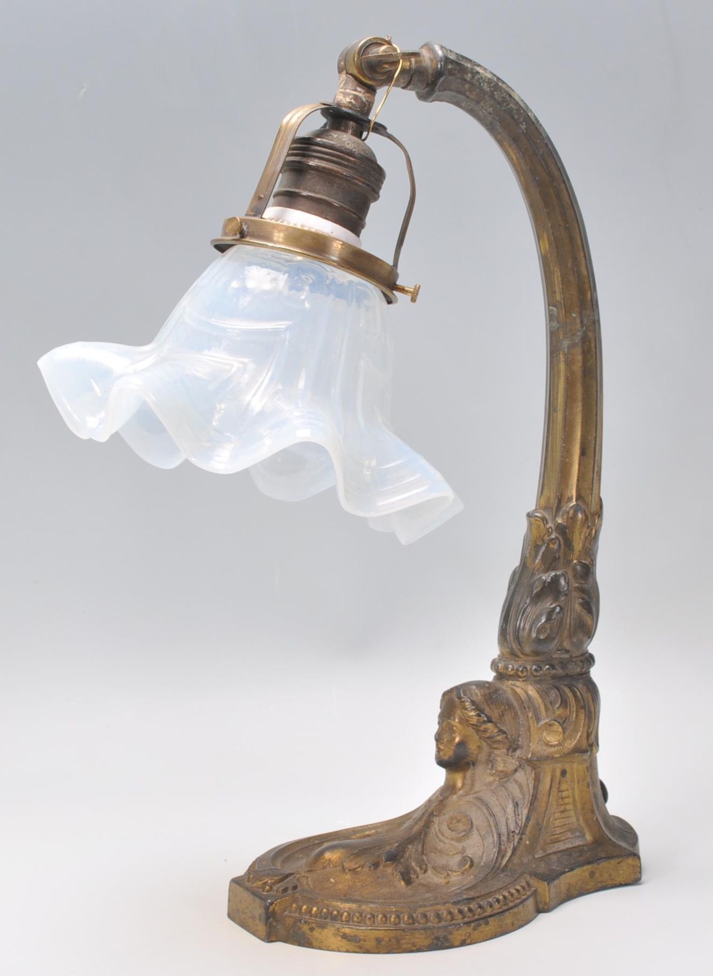 An early 20th Century Art Nouveau brass table / desk lamp having an opaline glass handkerchief - Bild 5 aus 8