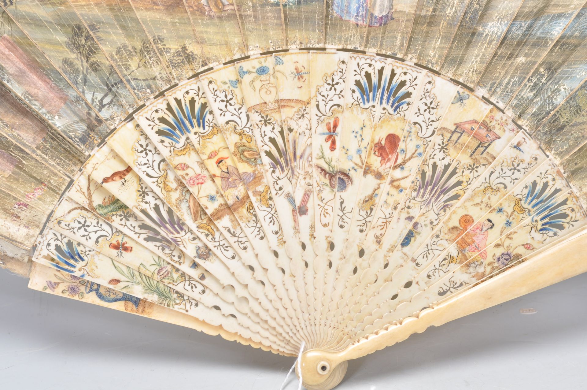 A 19th Century Victorian ivory and paper fan having a hand painted classical river scene to the - Bild 4 aus 12