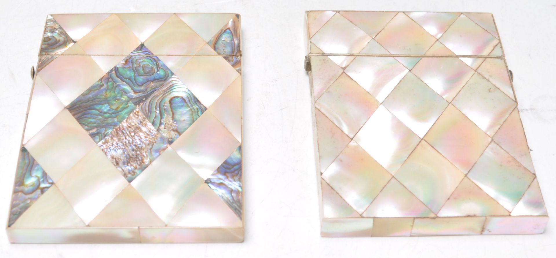 Two 19th Century mother of pearl card cases of rectangular form with both having push button catches - Bild 2 aus 4