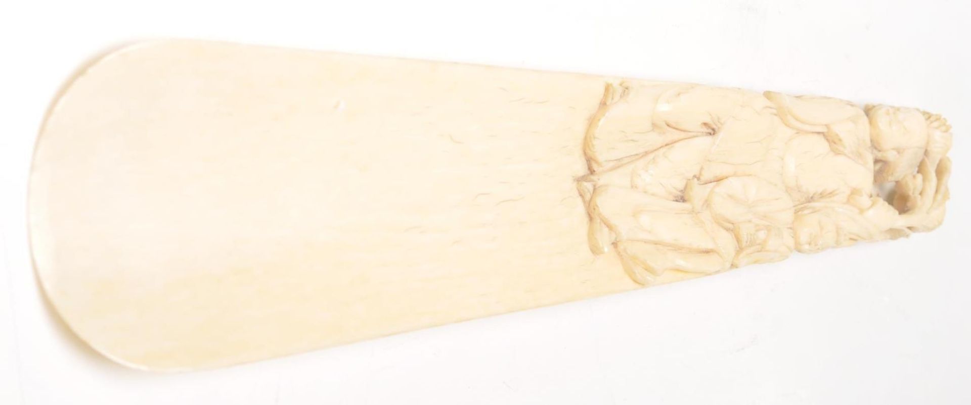 A 19th Century Chinese ivory shoe horn having a handle carved with a figure of a woman and child - Bild 2 aus 6