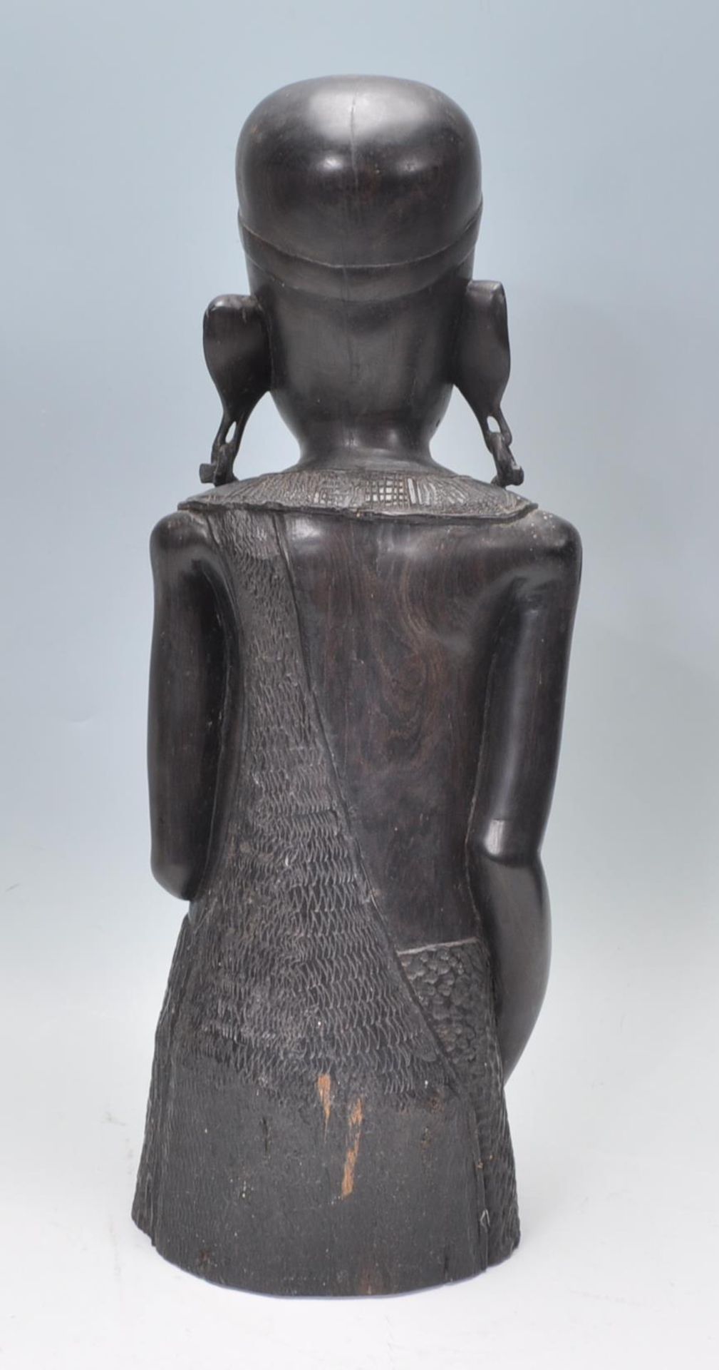 An African tribal carved ebony wood sculpture of a - Bild 4 aus 8