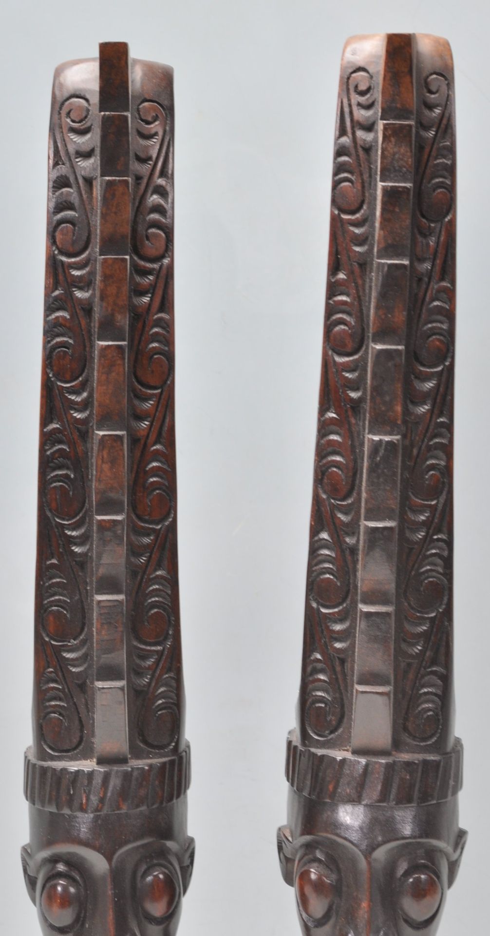 A pair of 20th Century carved dark wood African tribal figurines in the form of stylised crouched - Bild 2 aus 6