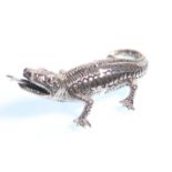 A stamped 925 silver figurine in the form of a lizard with a forked tongue. Measures 5cm. Weight