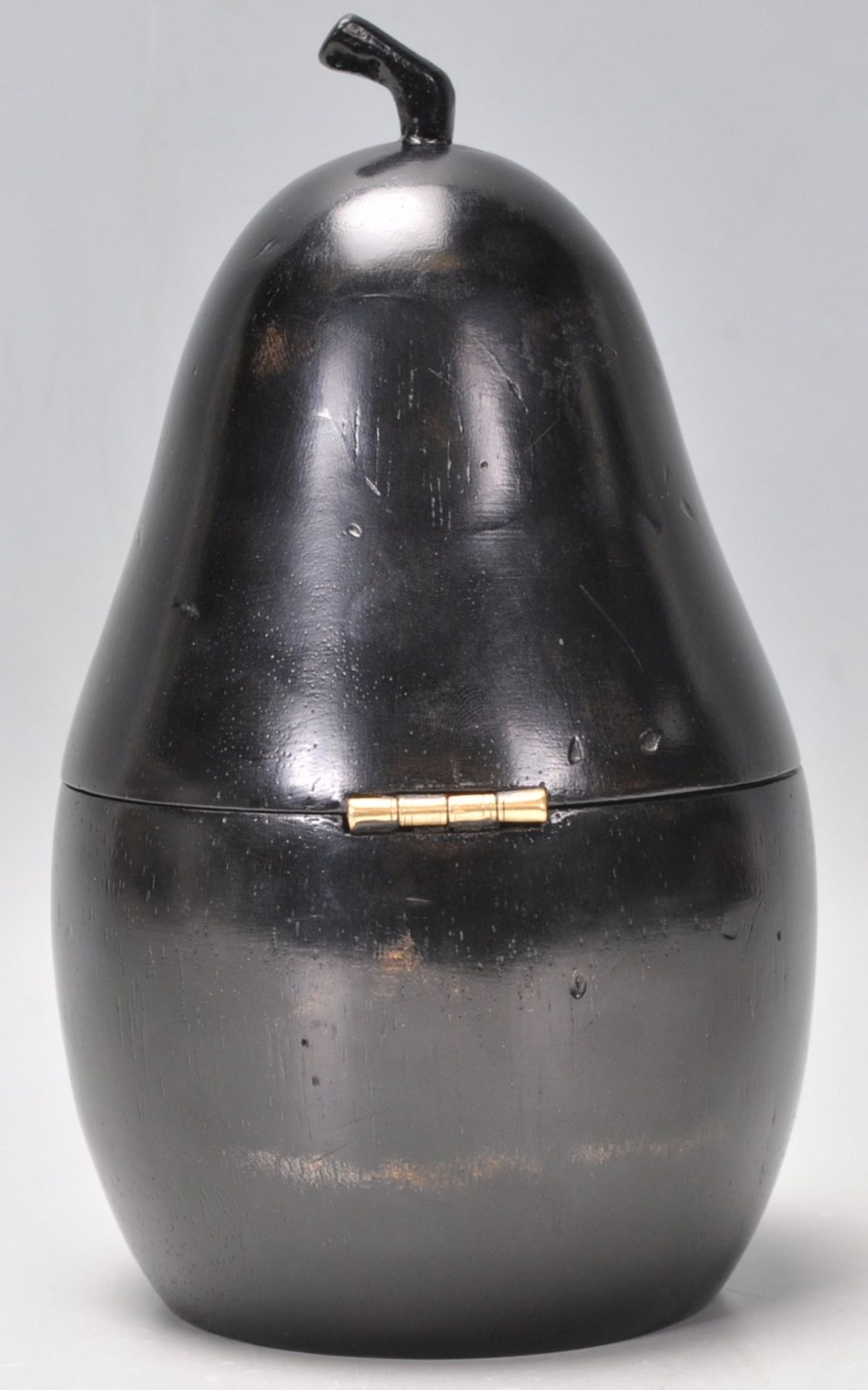 An antique style tea caddy in the form of a pear carved from ebonised wood having a shield scutcheon - Bild 3 aus 5