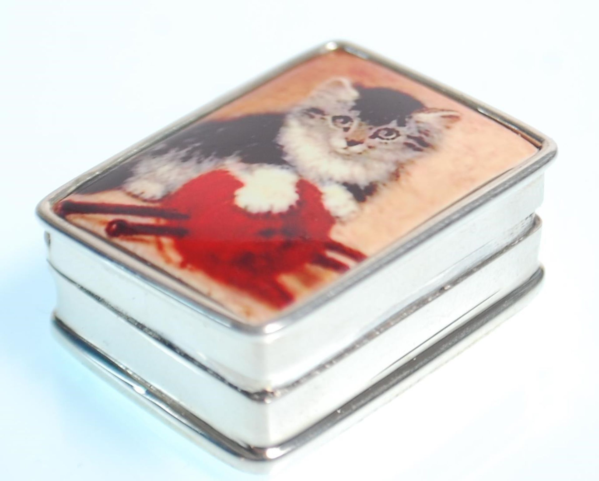 A stamped sterling silver pill box of square form having an enamelled lid with a kitten and wool - Image 2 of 6
