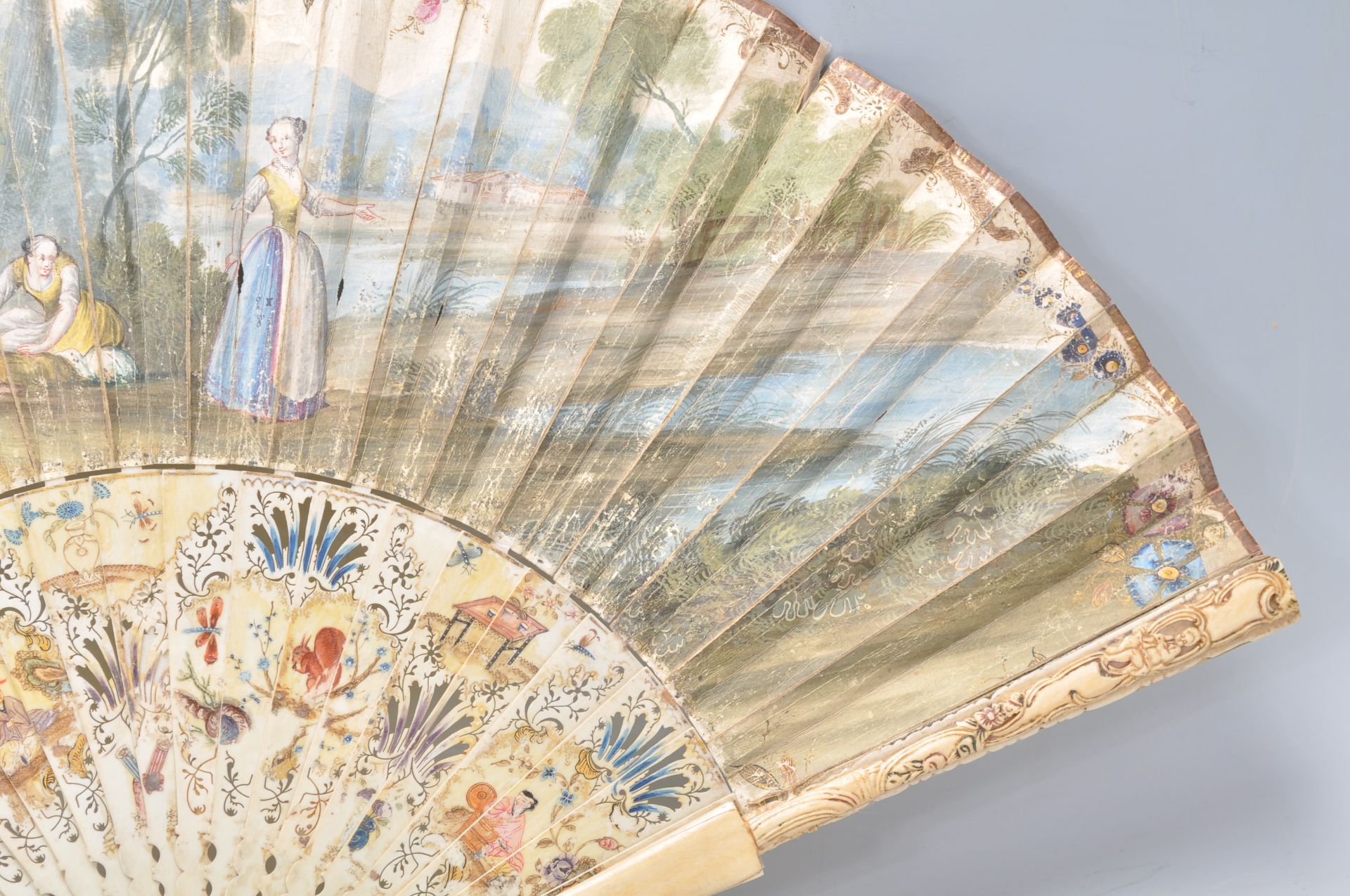 A 19th Century Victorian ivory and paper fan having a hand painted classical river scene to the - Bild 5 aus 12