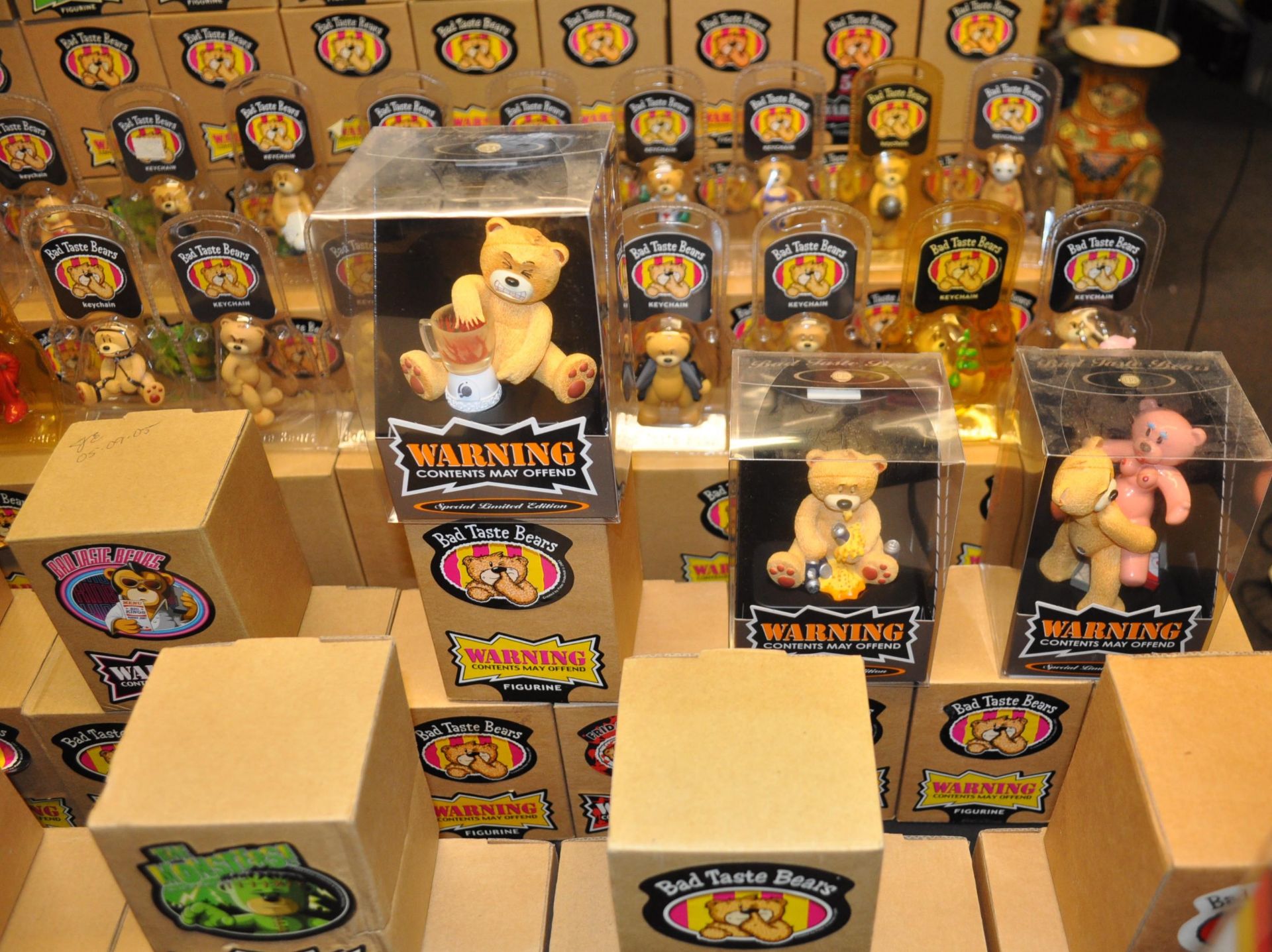 A large collection of boxed Bad Taste Bears including various models. - Bild 9 aus 24