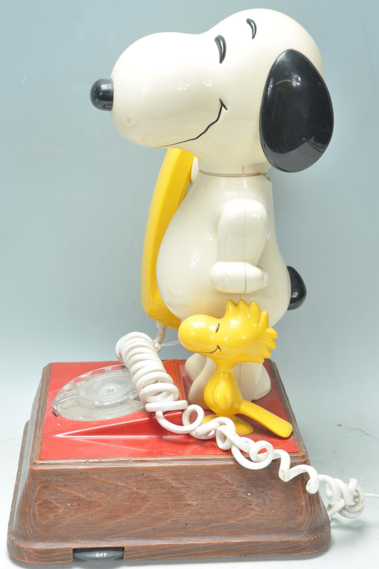 A vintage 1970's novelty Snoopy telephone having a wooden base with a number dial to the front - Bild 4 aus 6